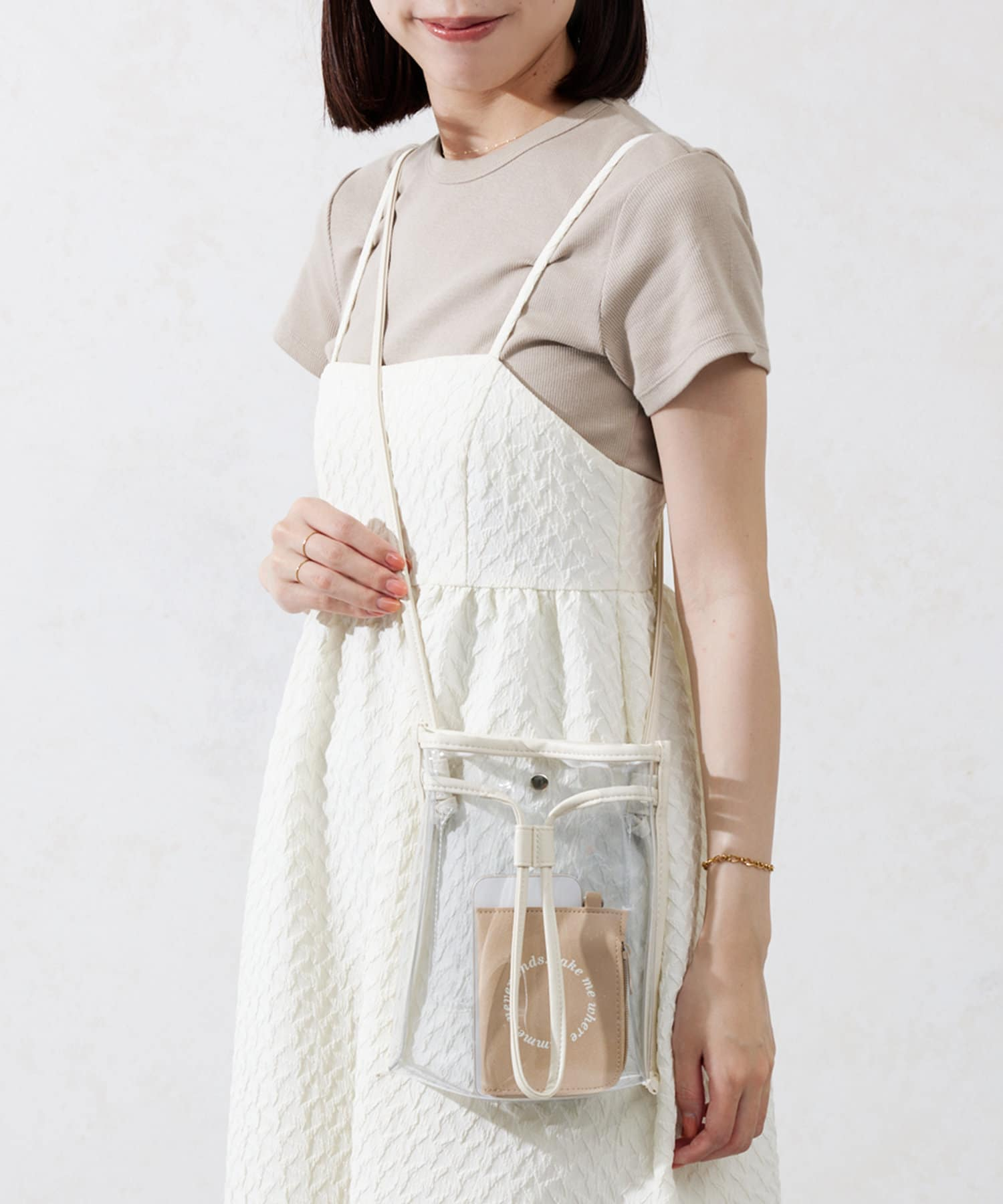 「クリアショルダーバッグ」（880円）