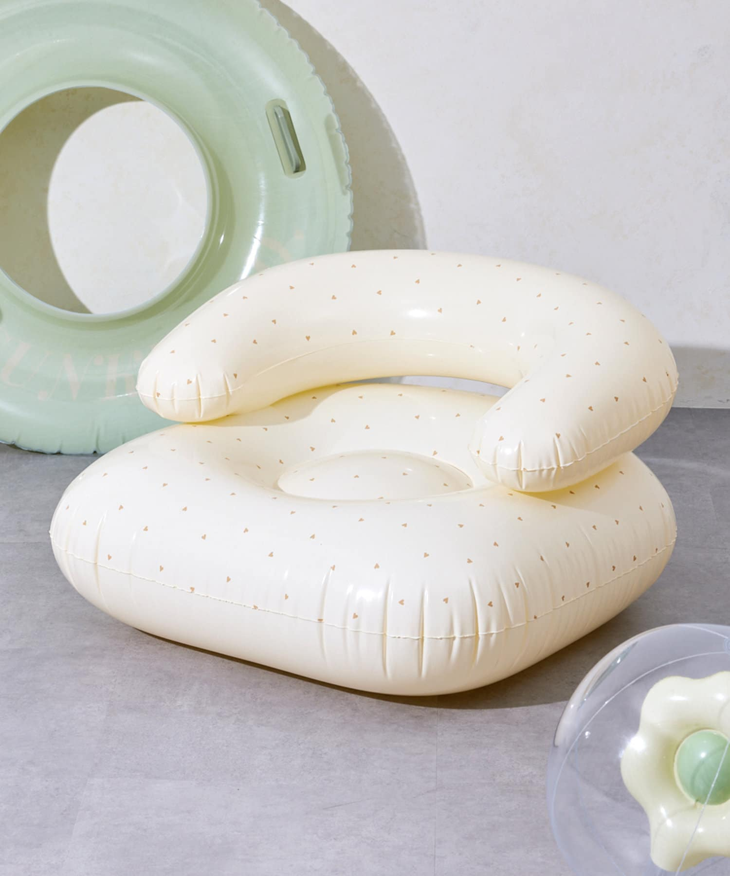 「ビーチサイドエアソファ」（1650円）