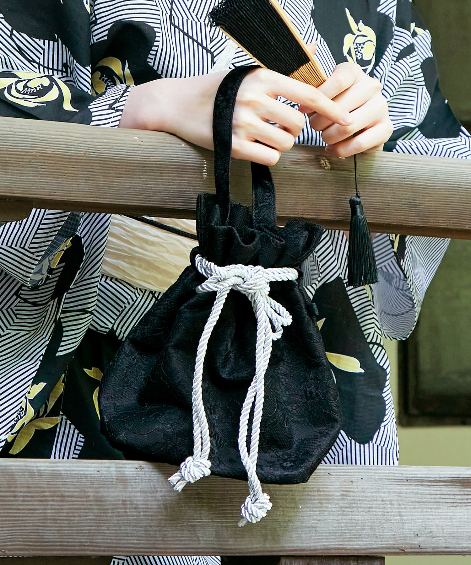 「総レース巾着バッグ」（880円）もホワイトとブラックの2色