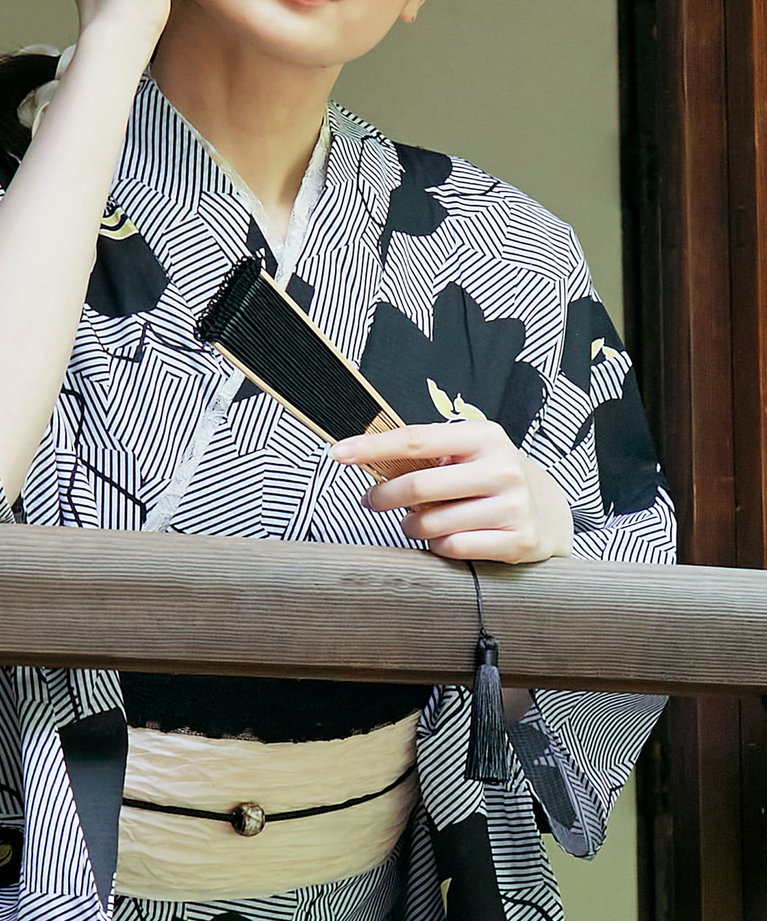 「総レース扇子」（550円）はホワイトとブラックの2色