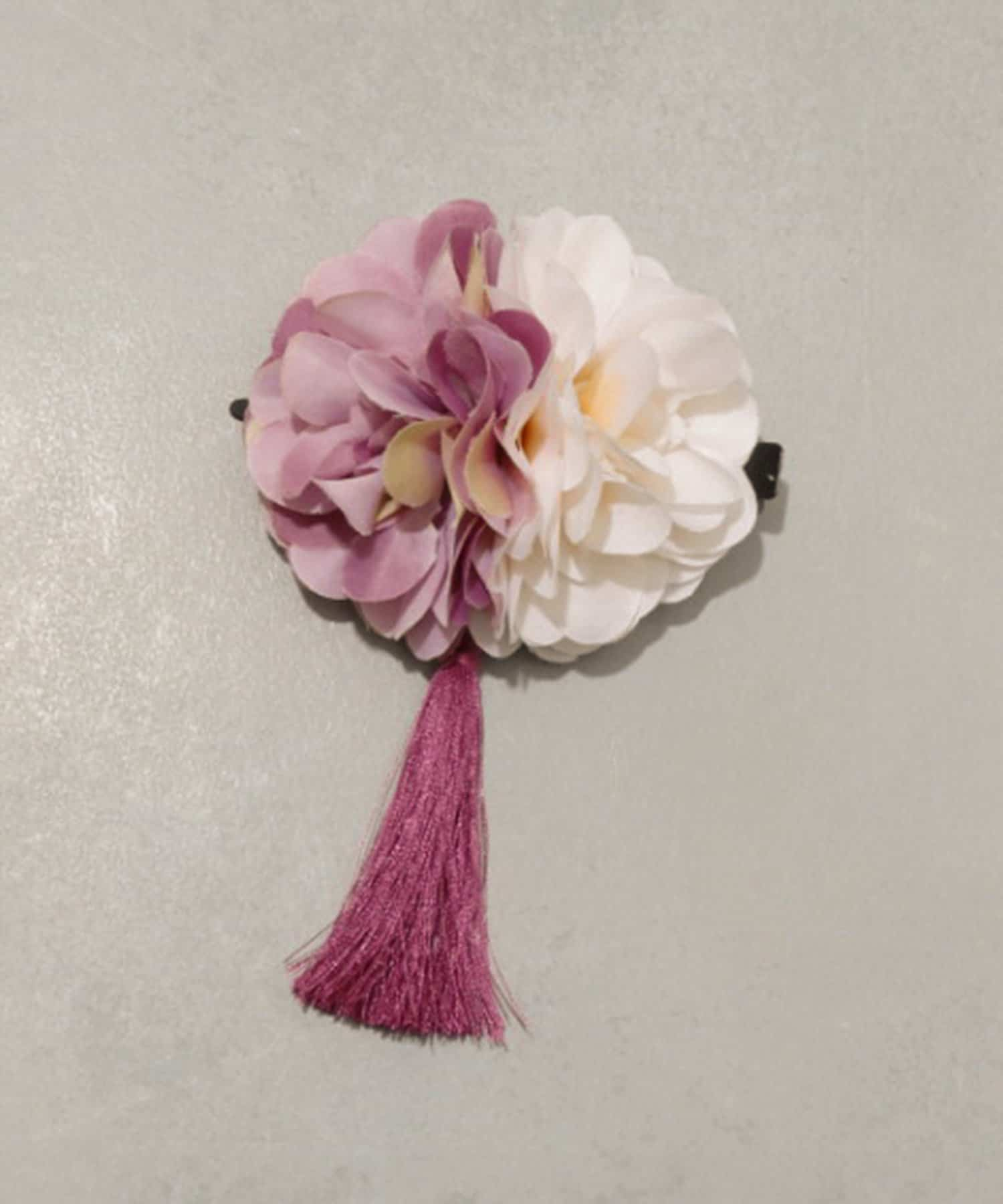 「タッセル付きフラワーコサージュ」（330円）