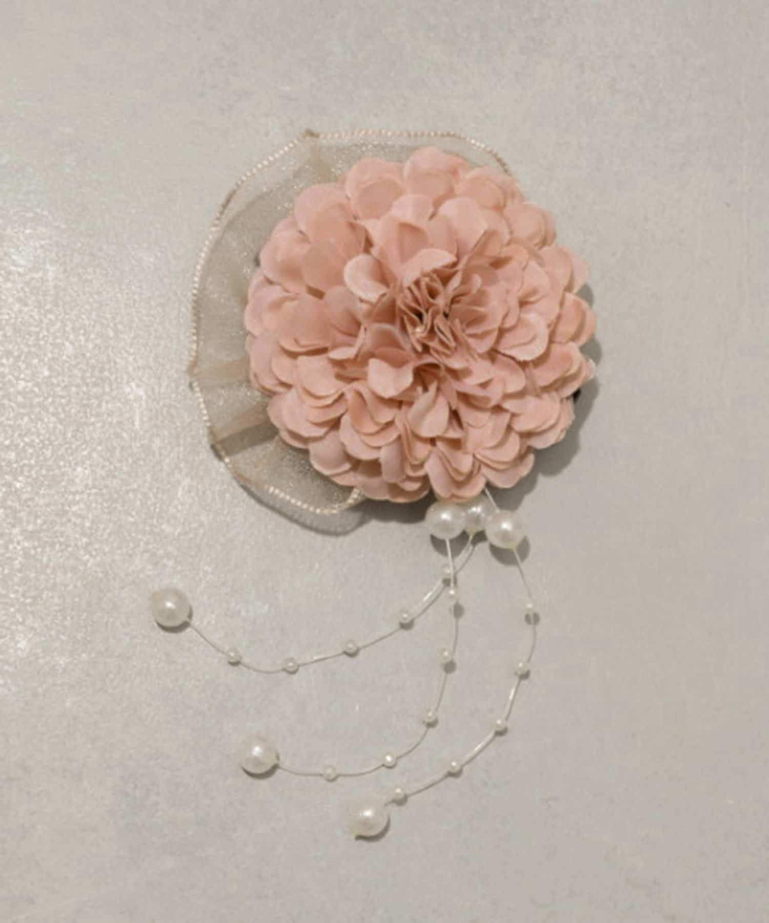 「パール下りフラワーコサージュ」（330円）