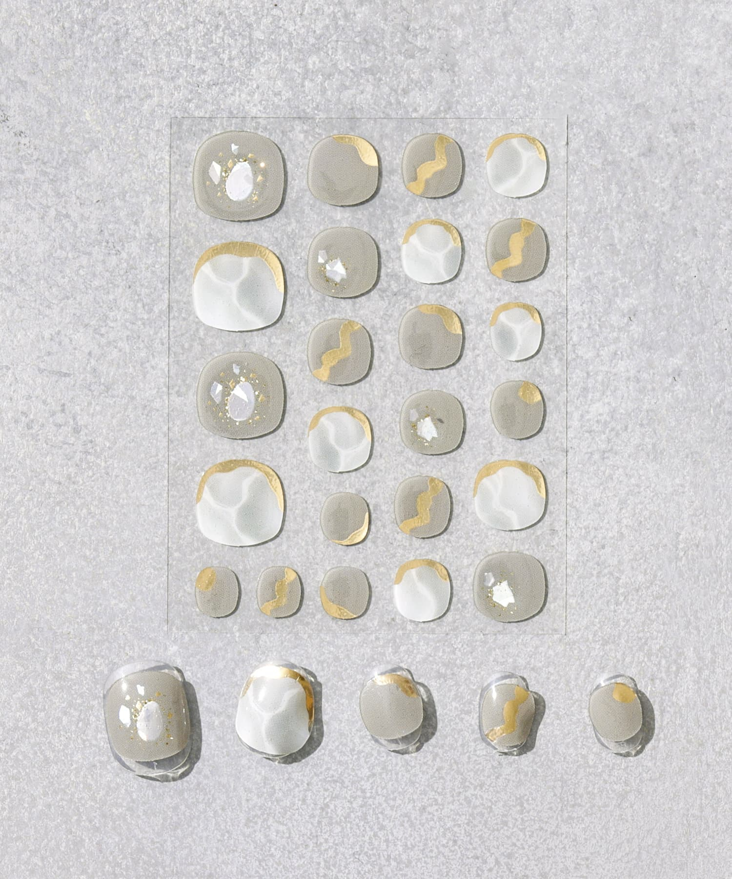 「ぷっくりジェルネイルシールハンド」（各330円）