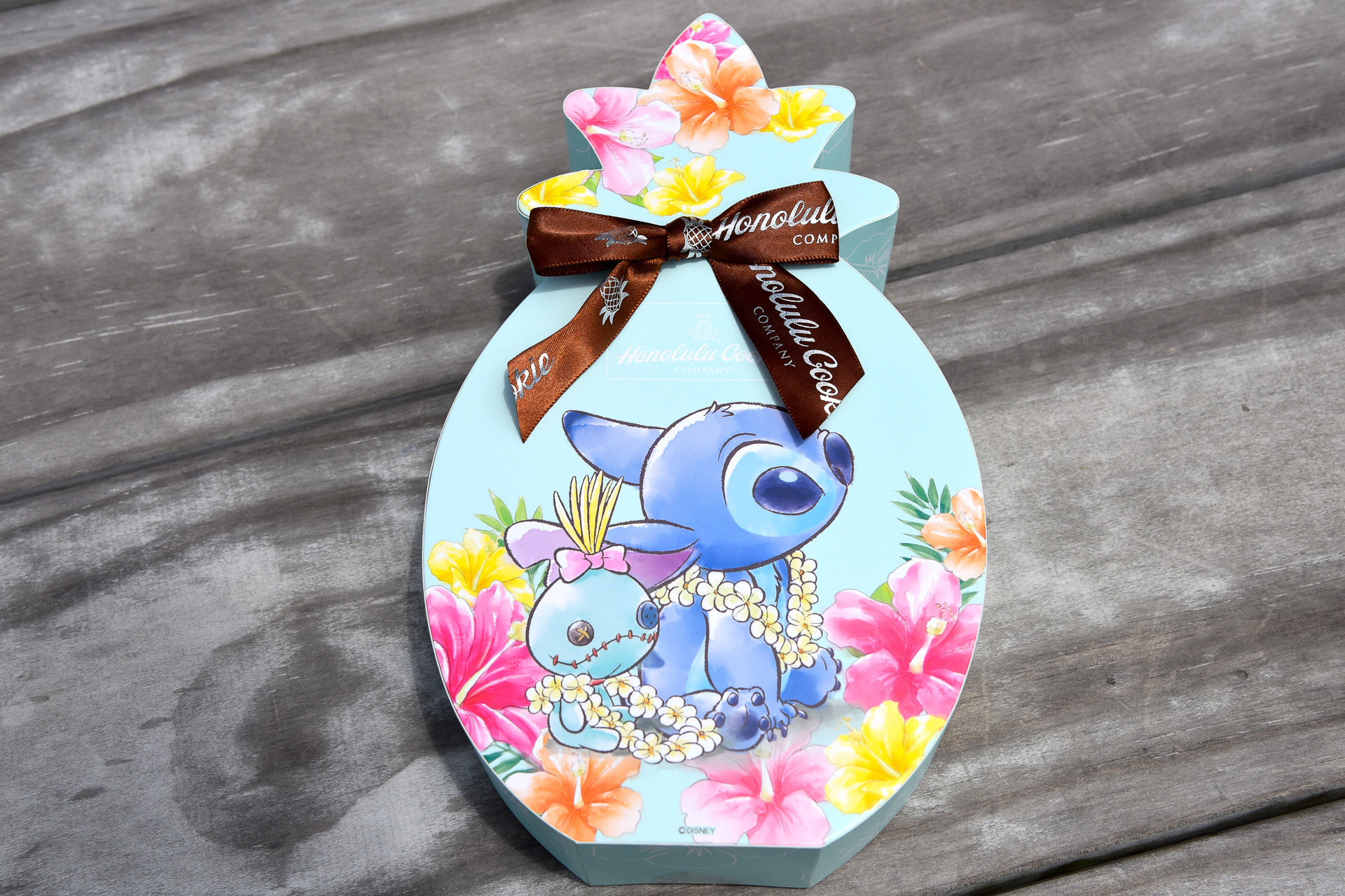 「【Honolulu Cookie Company】スティッチ＆スクランプ クッキー パイナップル型ボックス入り」（3900円）
