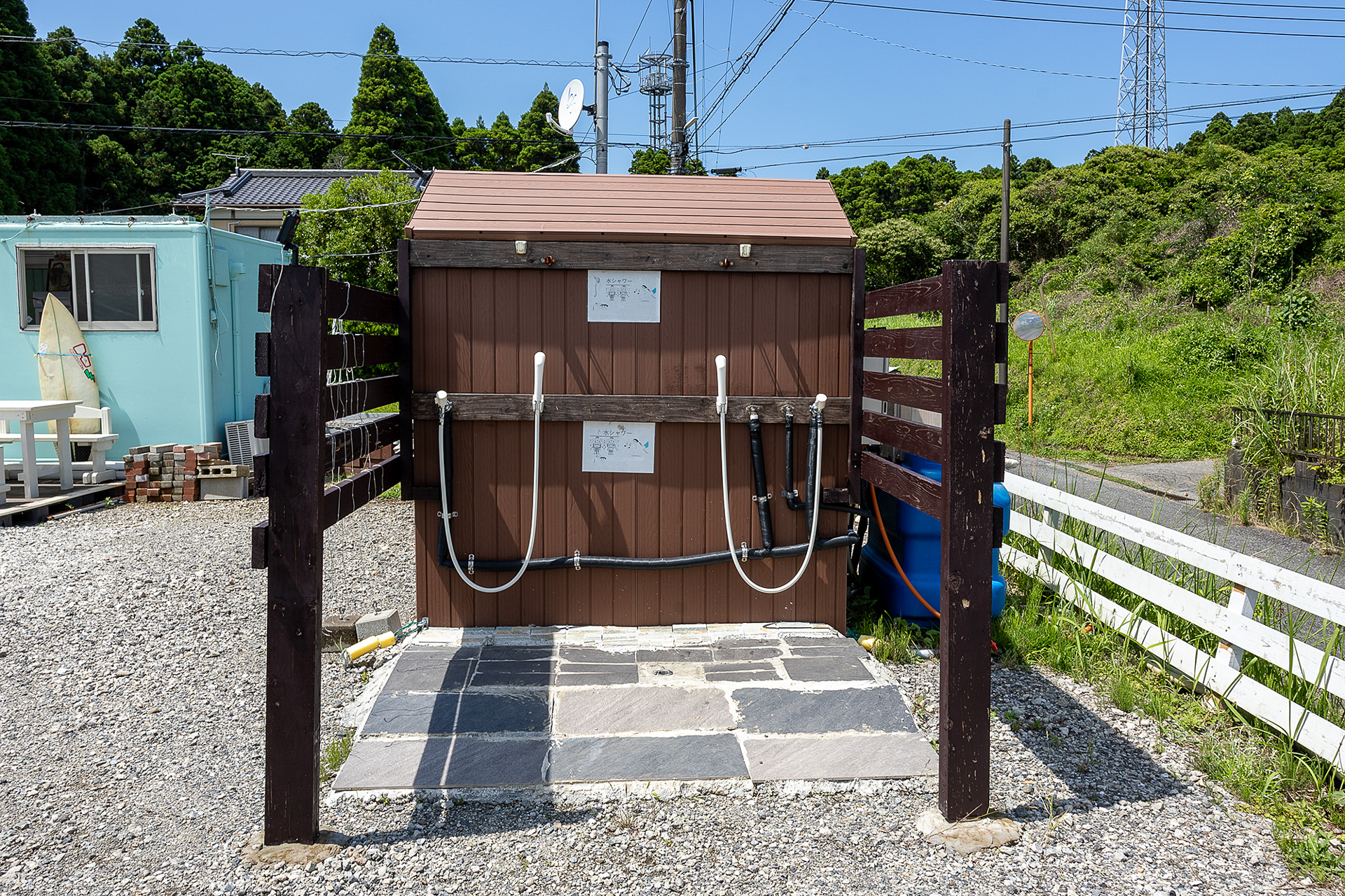 屋外シャワー。海で遊んだあとにはうれしい。温水は出ない