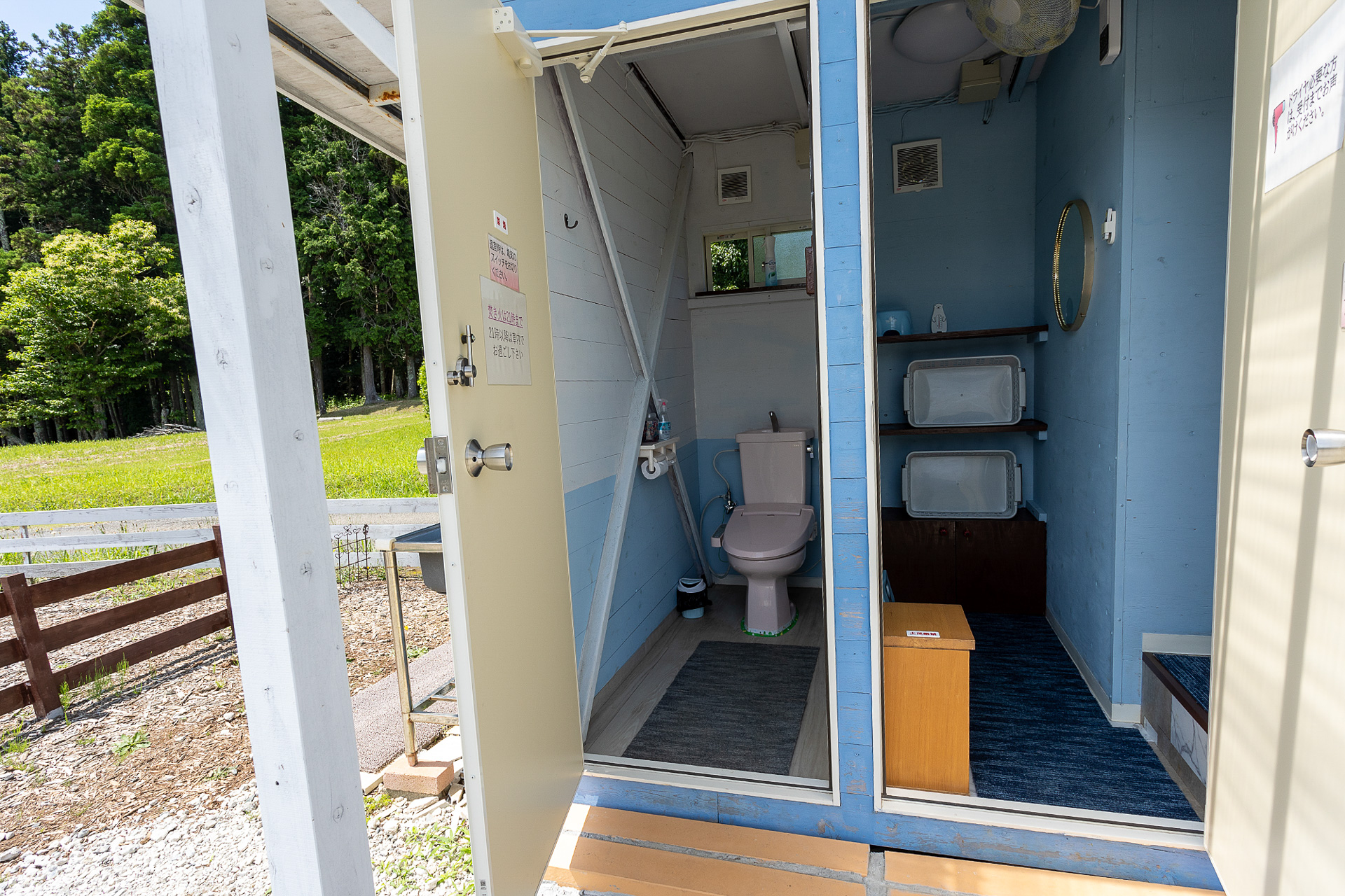 女性用トイレも土足での入室OK。男性用トイレとの間にお風呂を設けているのは、トイレ同士が薄い壁を隔てて横並びにならないように配慮したもの