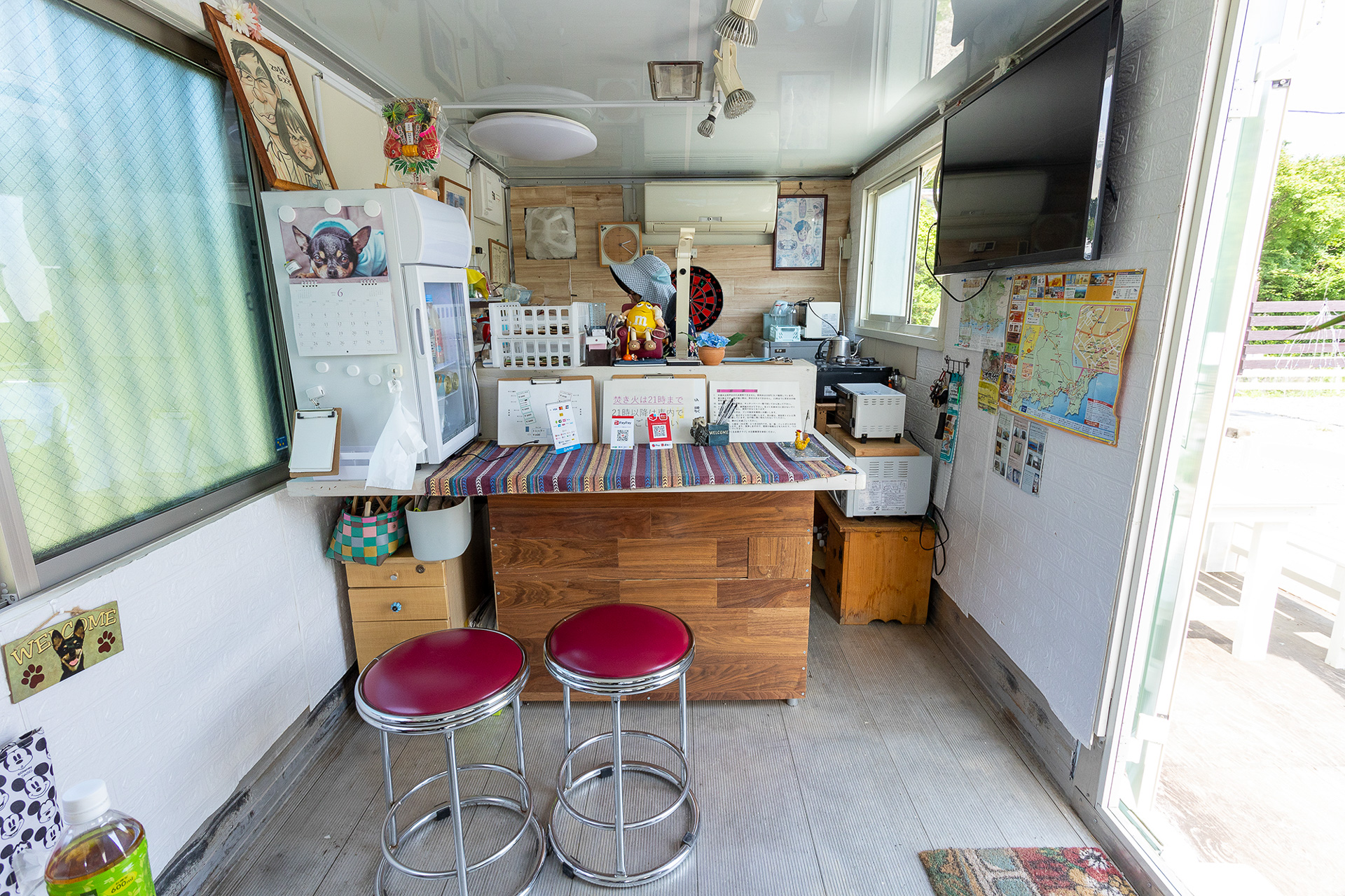 受付棟の室内。夜間は無人になる