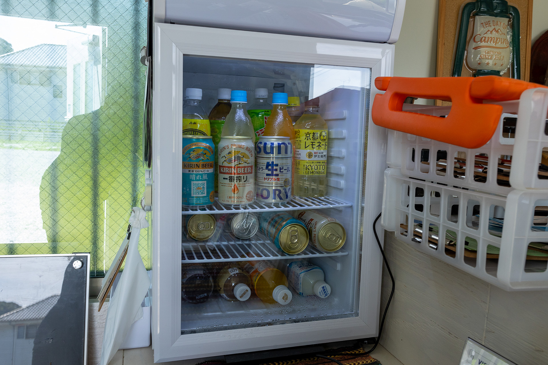 近くに飲み物の自販機はない。コンビニもクルマで行く距離なので、お酒が入ってしまったら買いに行くのはムリ。受付が開いていればビールやジュースの販売もあるが、夜間は受付が無人になるので事前に買って持ち込む方がいい