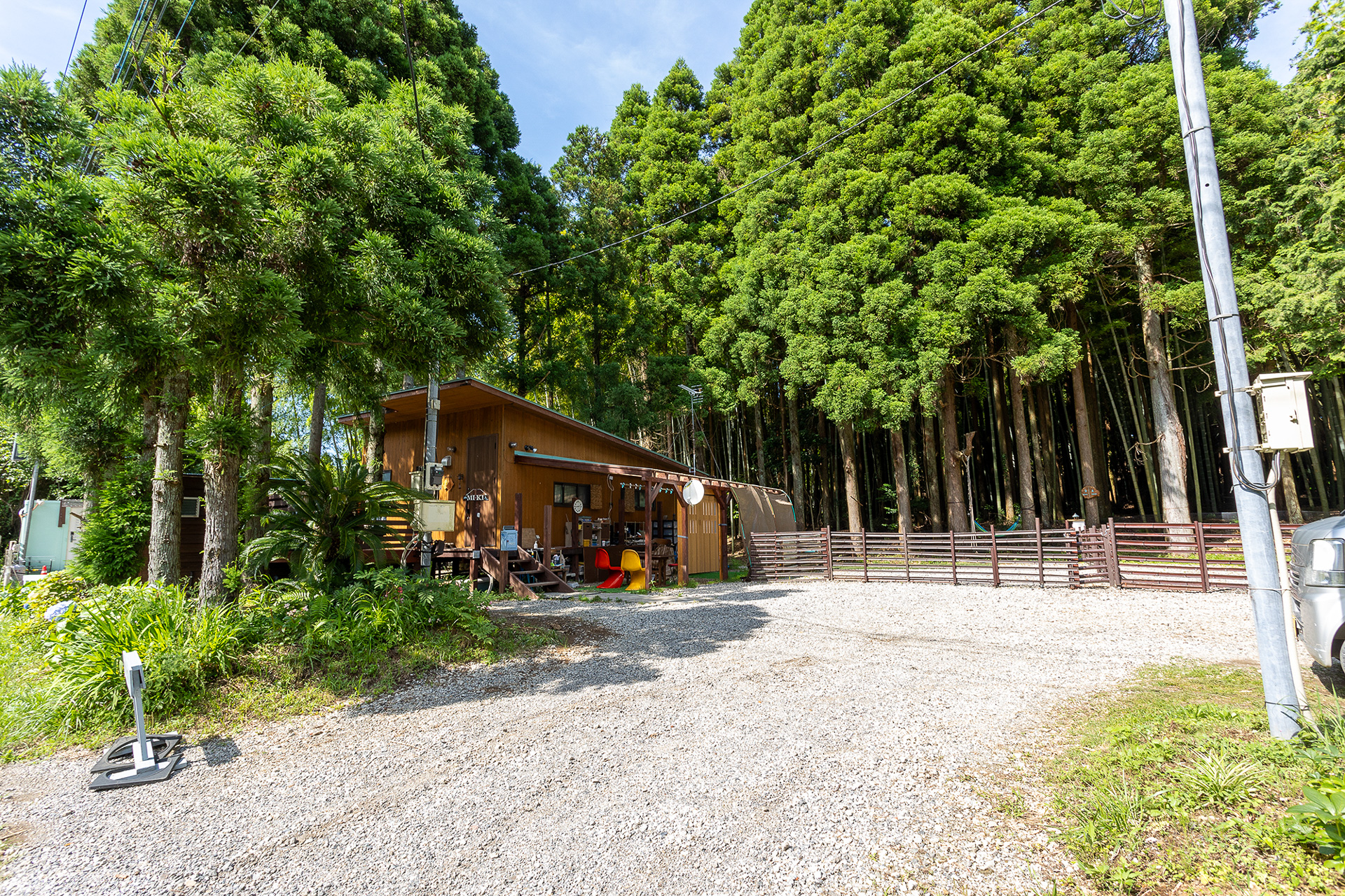 オーナー宅の敷地に隣接する新設のA～Cサイト。左にあるのがオーナー宅だが、アウトドア施設のような外観なので、たき火や外調理などのキャンプ行為をする横に経っていても違和感がないと感じた