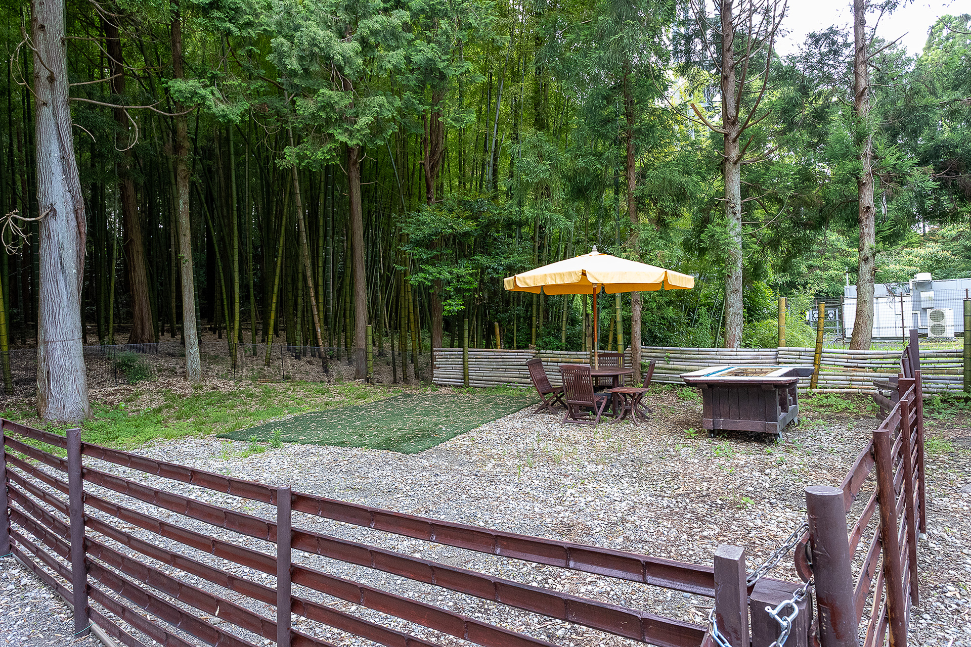 Ａサイト。パラソルがある奥は電波塔が建つ敷地なので人目がなく、後ろは雑木林。写真の手前部分がクルマを駐めるスペースなので、クルマで壁を作るとAサイトのプライベート感はかなり高くなる