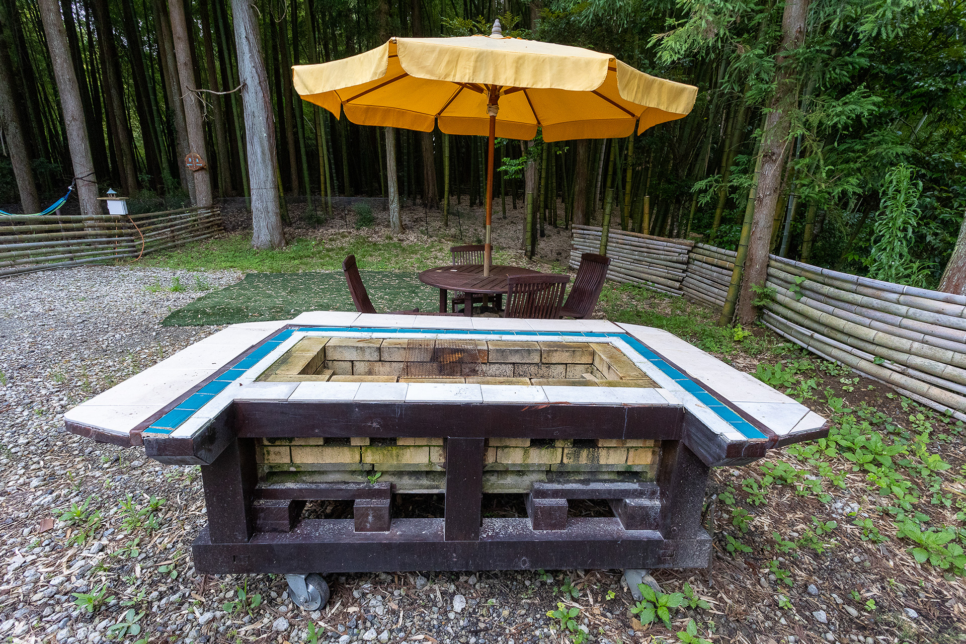 パラソル付きのテーブル、チェア。それにバーベキューができるテーブルも置いてある