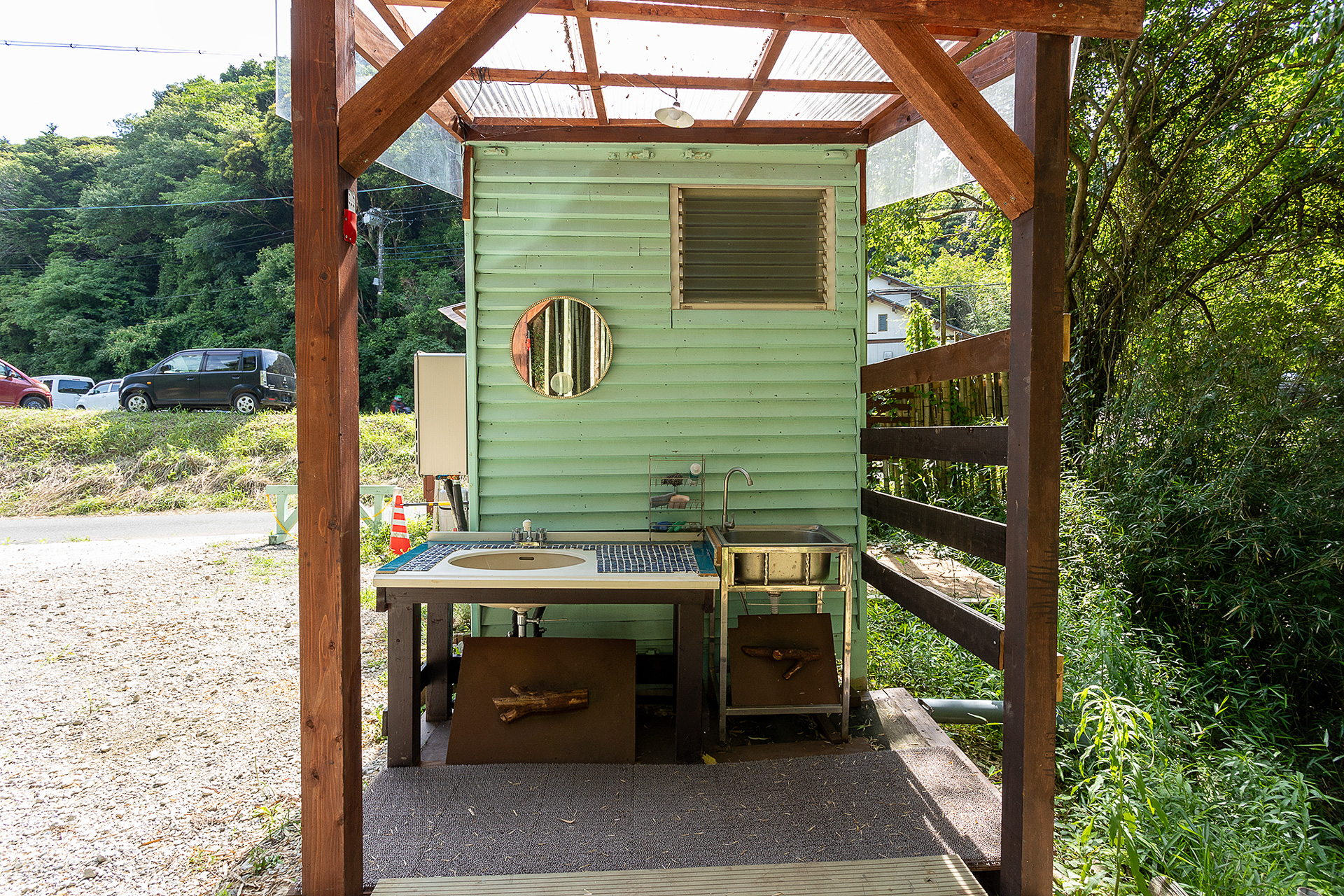 お風呂の横に洗い場がある。食器などを洗うシンクと洗面用シンクがある