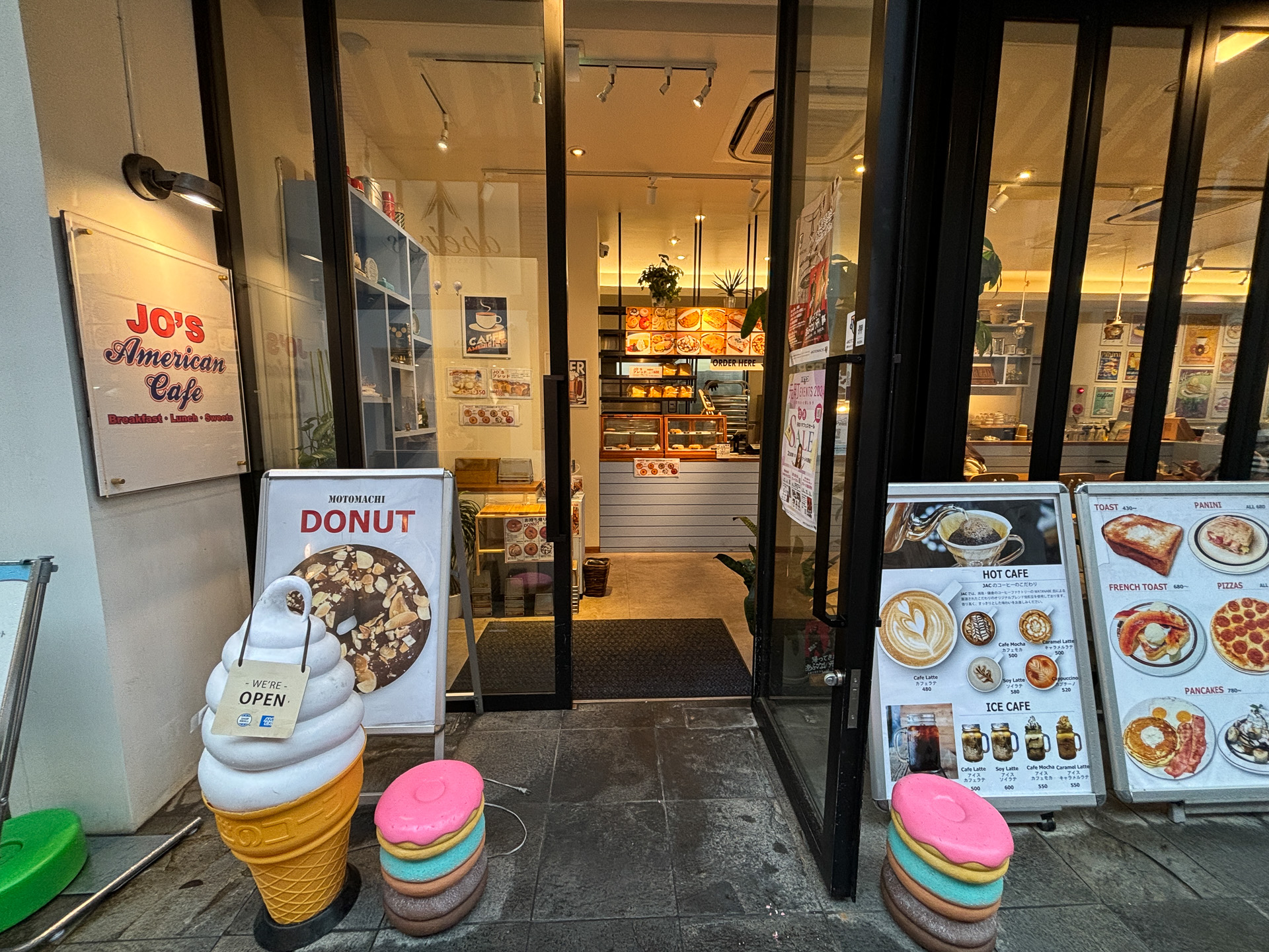 アメリカンな内装で、ドーナツやピザなど軽食も