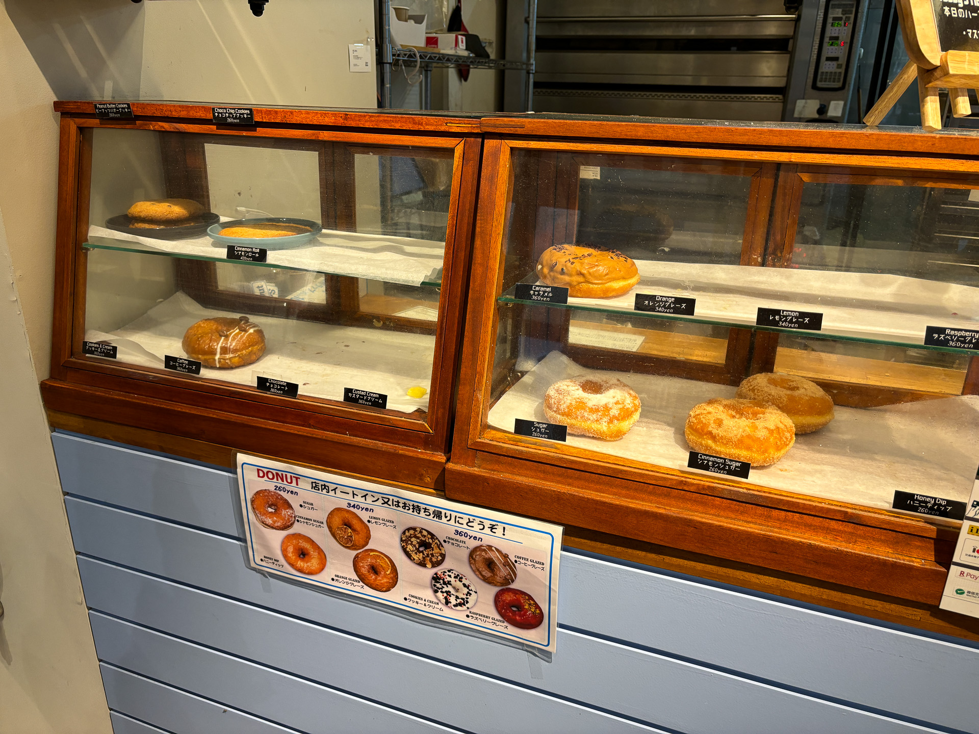 アメリカンな内装で、ドーナツやピザなど軽食も