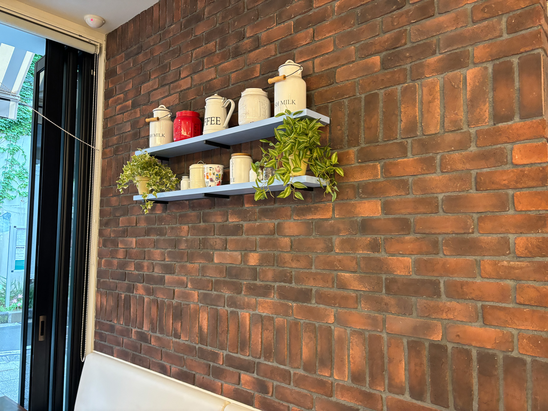 アメリカンな内装で、ドーナツやピザなど軽食も