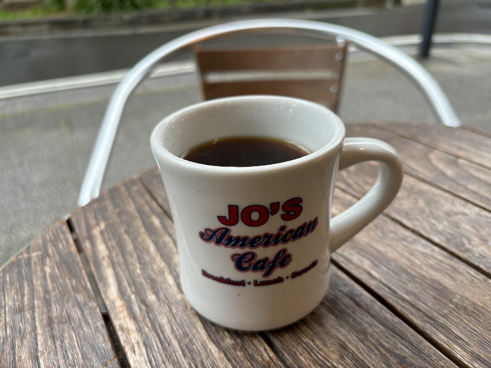 真夏前の梅雨なら屋根付きのテラス席を楽しめます