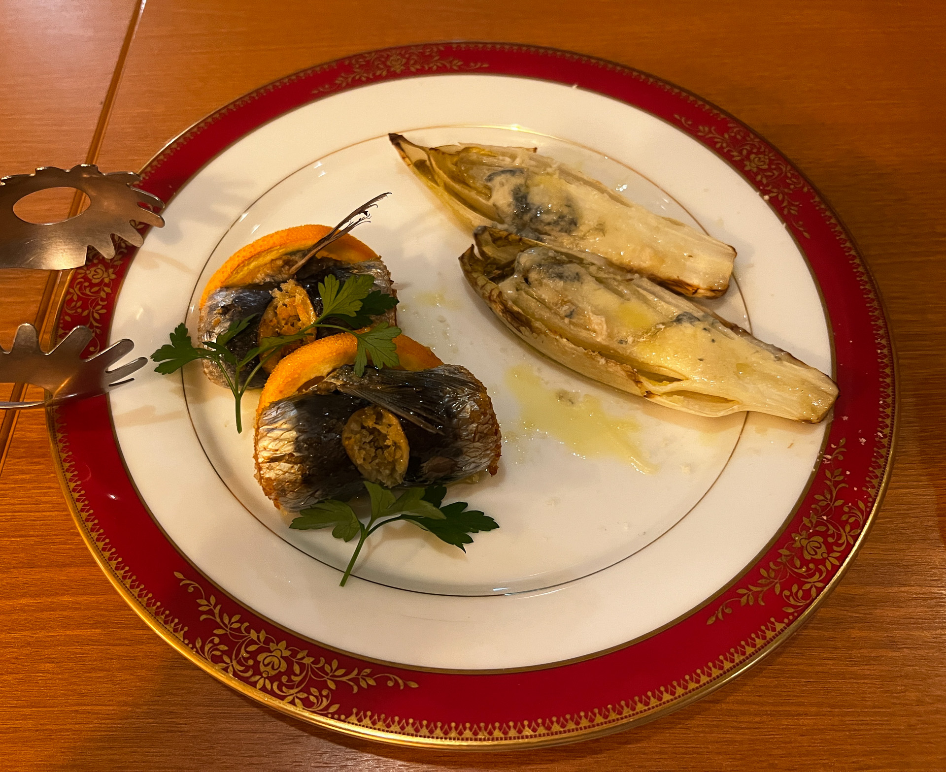 イワシのベッカフィーコ（左）、チコリのブルーチーズ焼き（右）