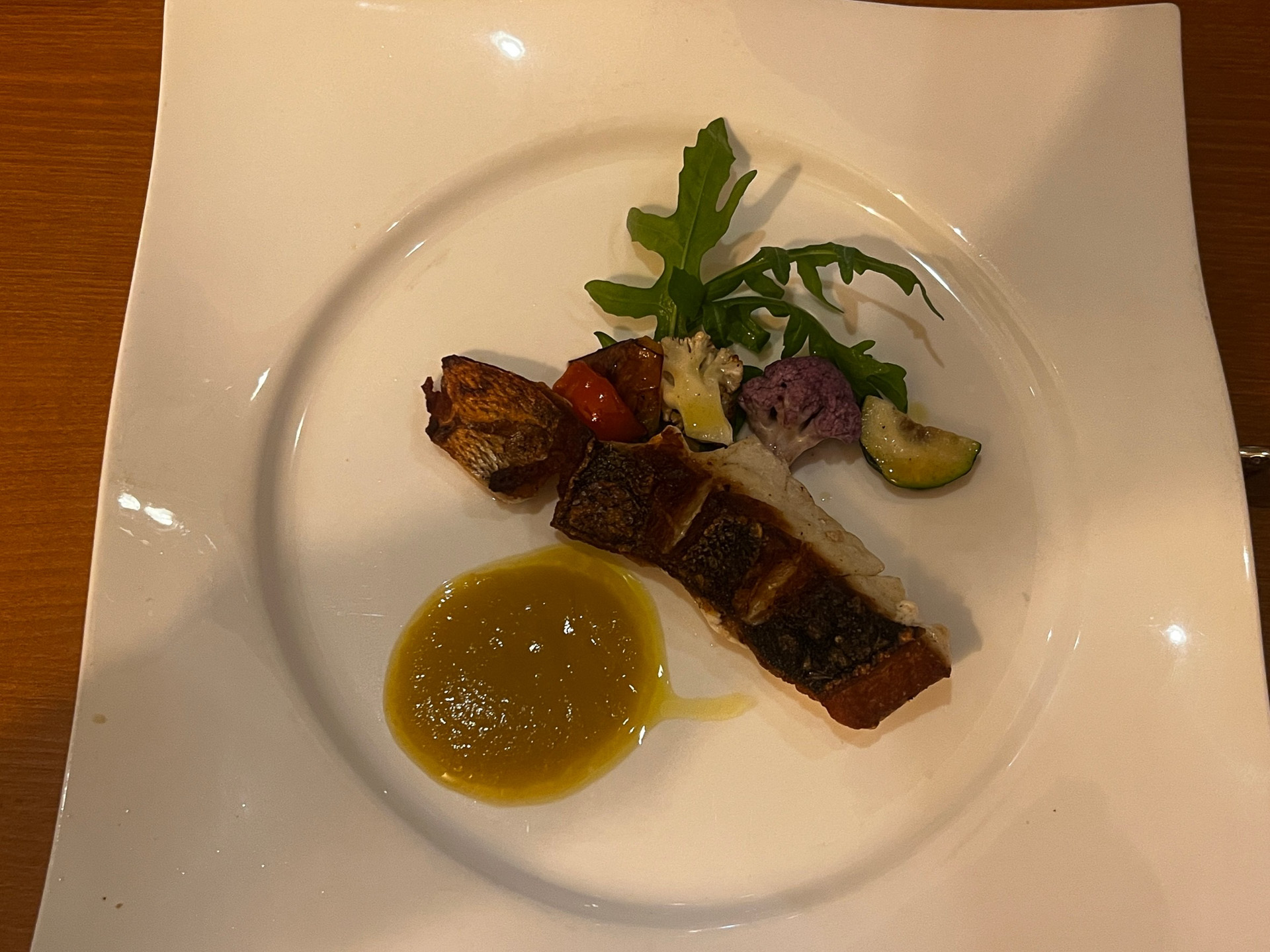 スズキのロースト、ウイキョウとサフランのソース