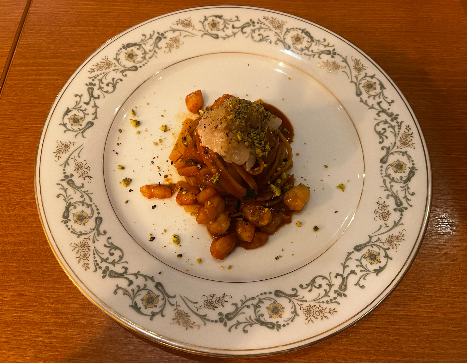 リングイネの赤海老のビスクェトマトソース、赤海老のタルタルとブロンテのピスタチオ