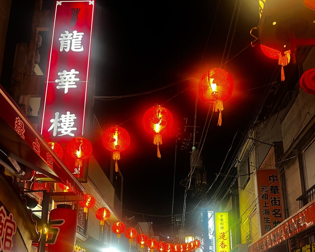 帰りに散歩だけした雨に濡れてしっとりしたネオンの中華街