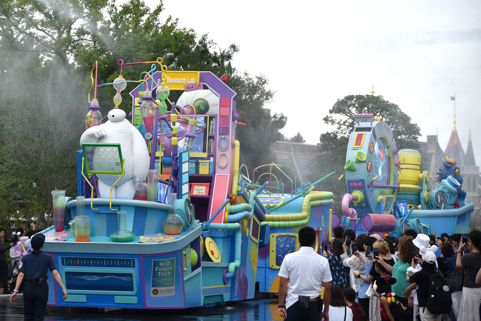 夏ディズニーはベイマックスにお任せ！ 水搭載のトレーラー追加で