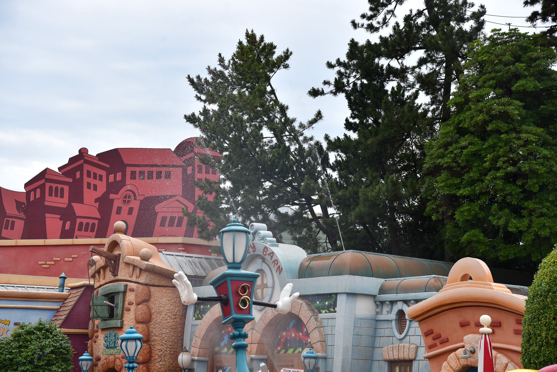 向こう側にハチャメチャに水が出ている場所が見えてきた！