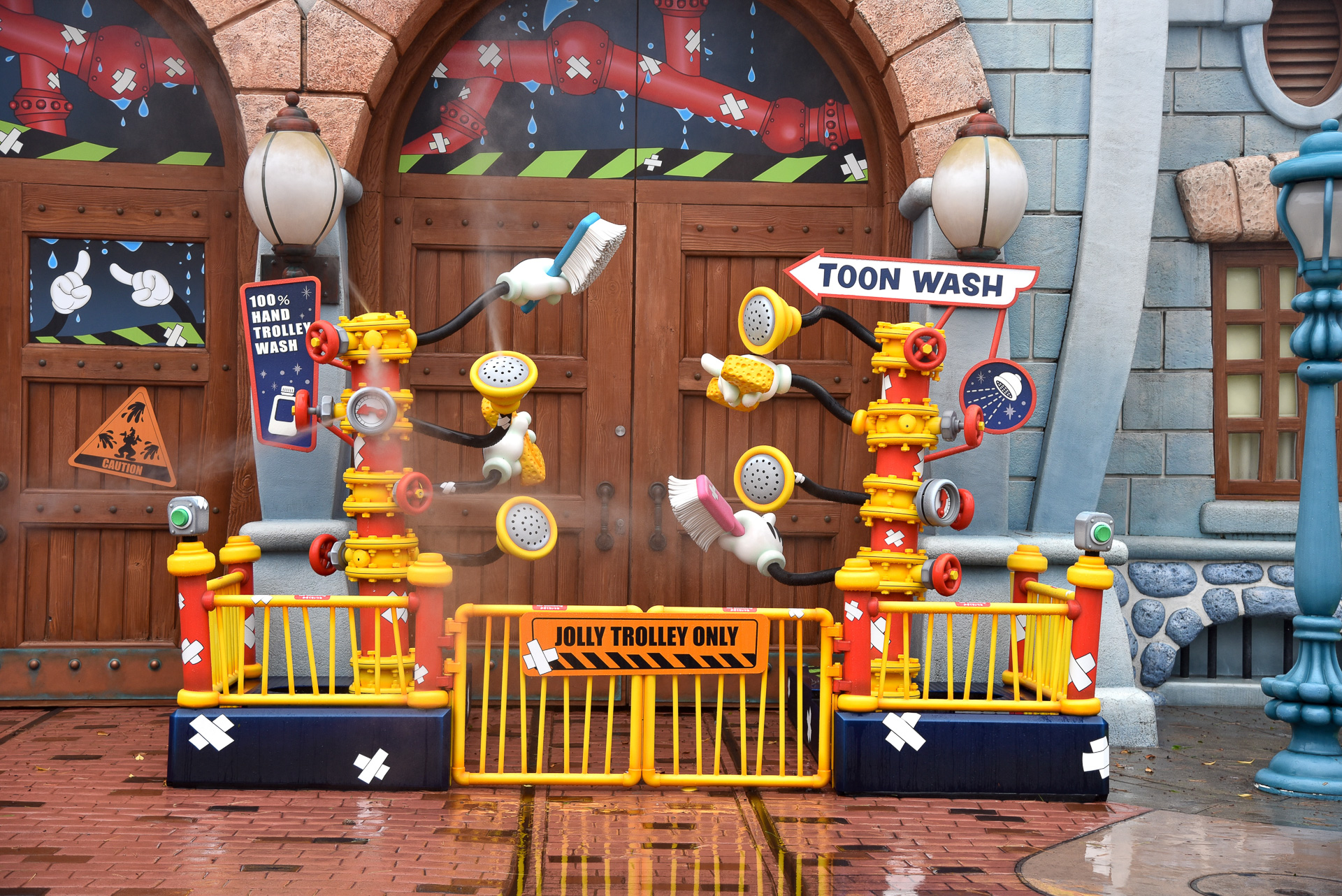 「ジョリートロリーの車庫」前の洗車場「TOON WASH」に到着