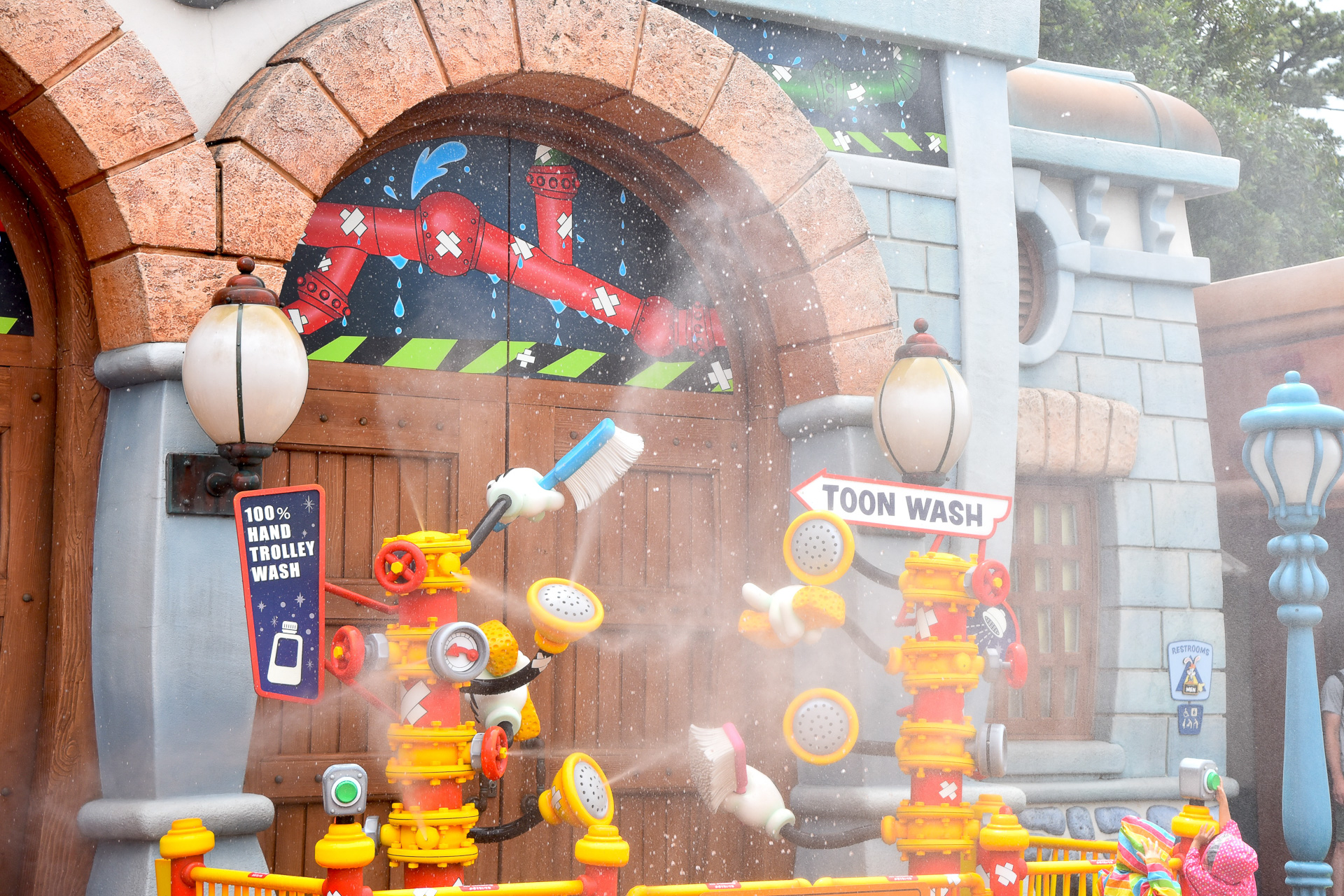 近づく＆ボタンを押すと突如ミストが吹き出しずぶ濡れになる