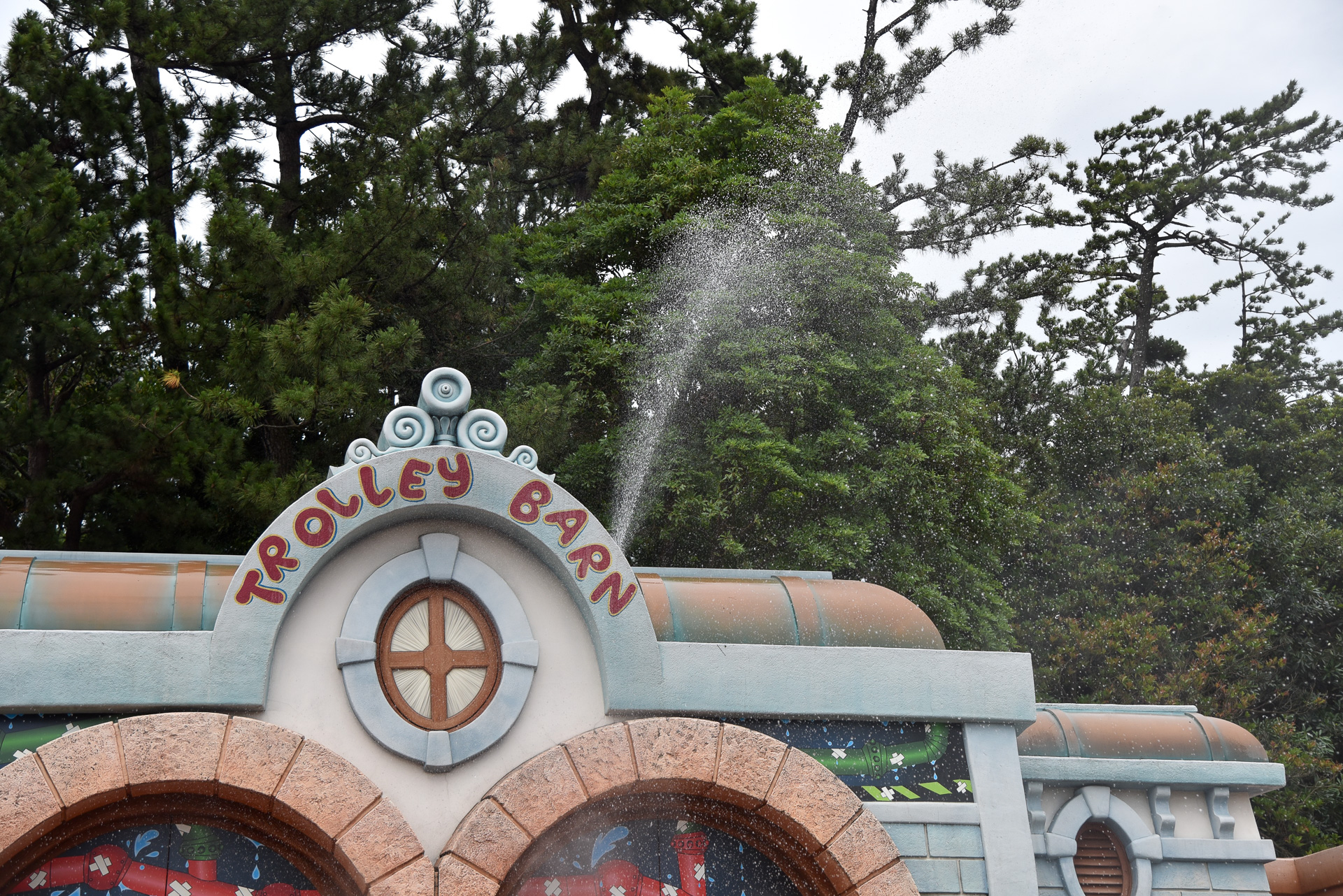 上からもどんどん吹き出すので、絶対に濡れる仕組みだ