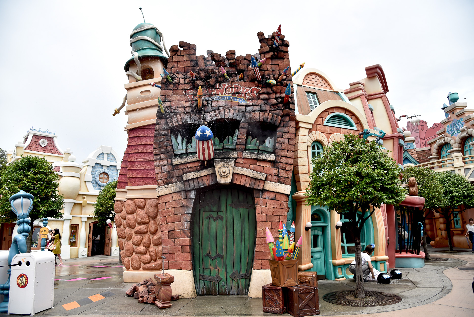 花火工場は暴走した花火の消火をイメージさせる