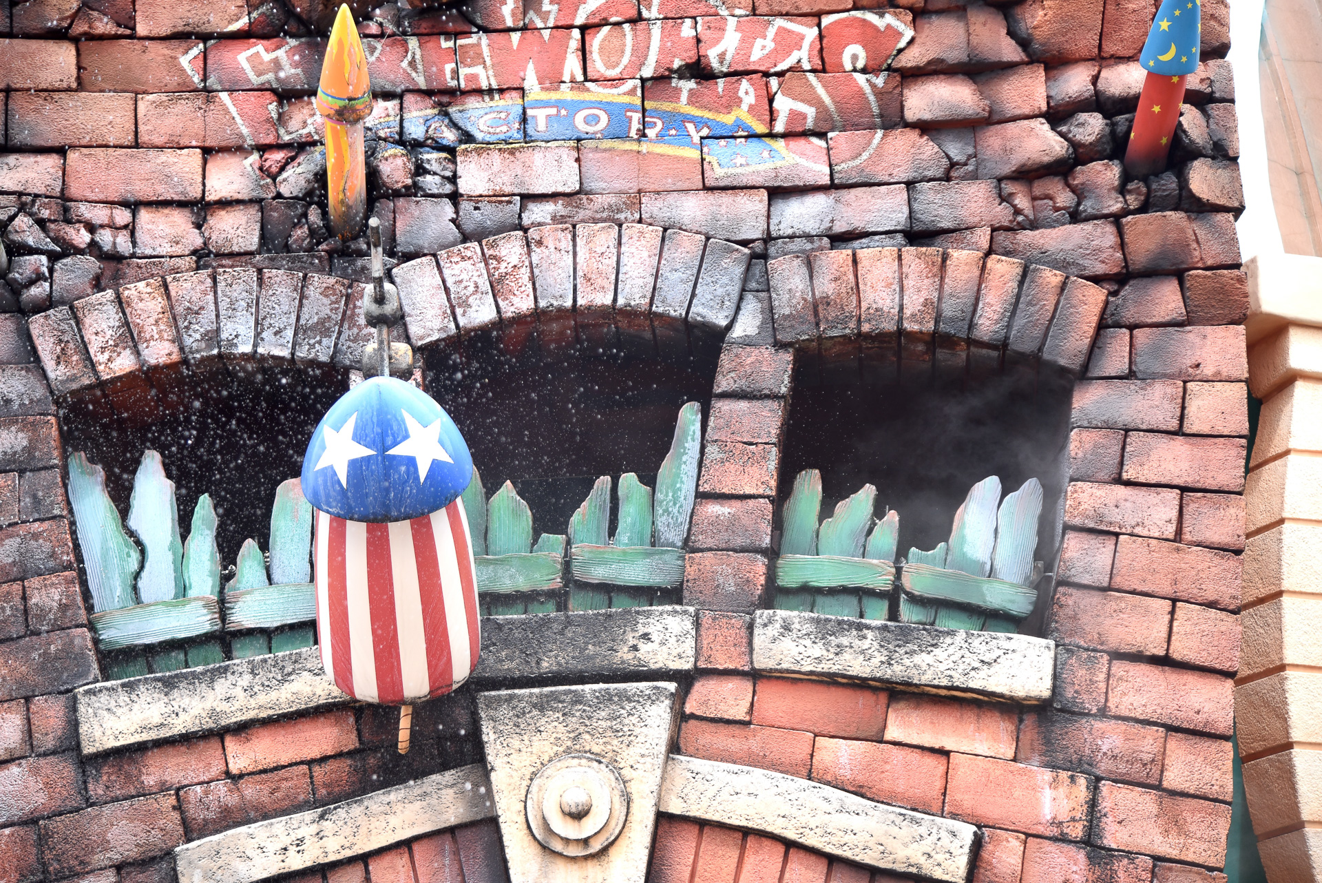 サイドのホースから水が発射される