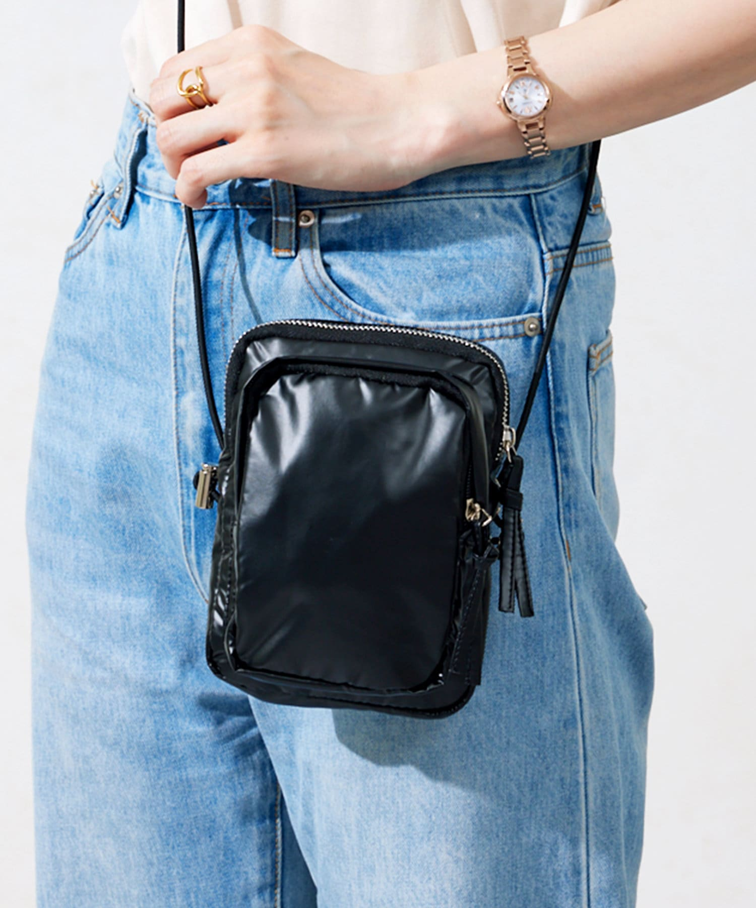 「メタリックミニショルダーバッグ」（550円）はホワイト、ブラック、シルバー