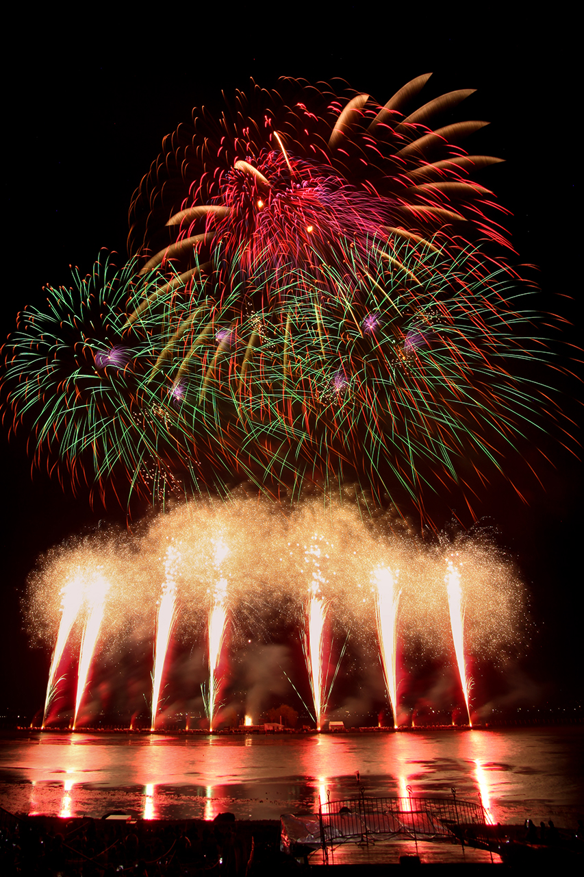 第76回諏訪湖祭湖上花火大会 写真:諏訪湖祭実行委員会（諏訪市観光課内）