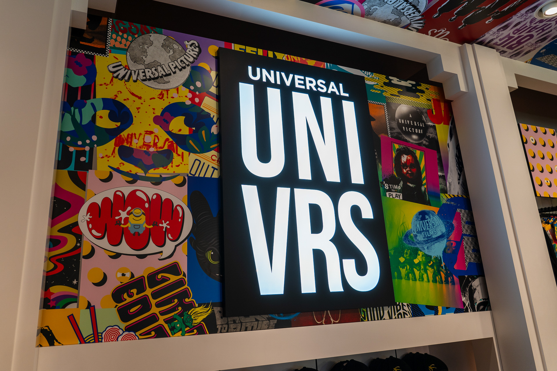 ポップでビビットな店内