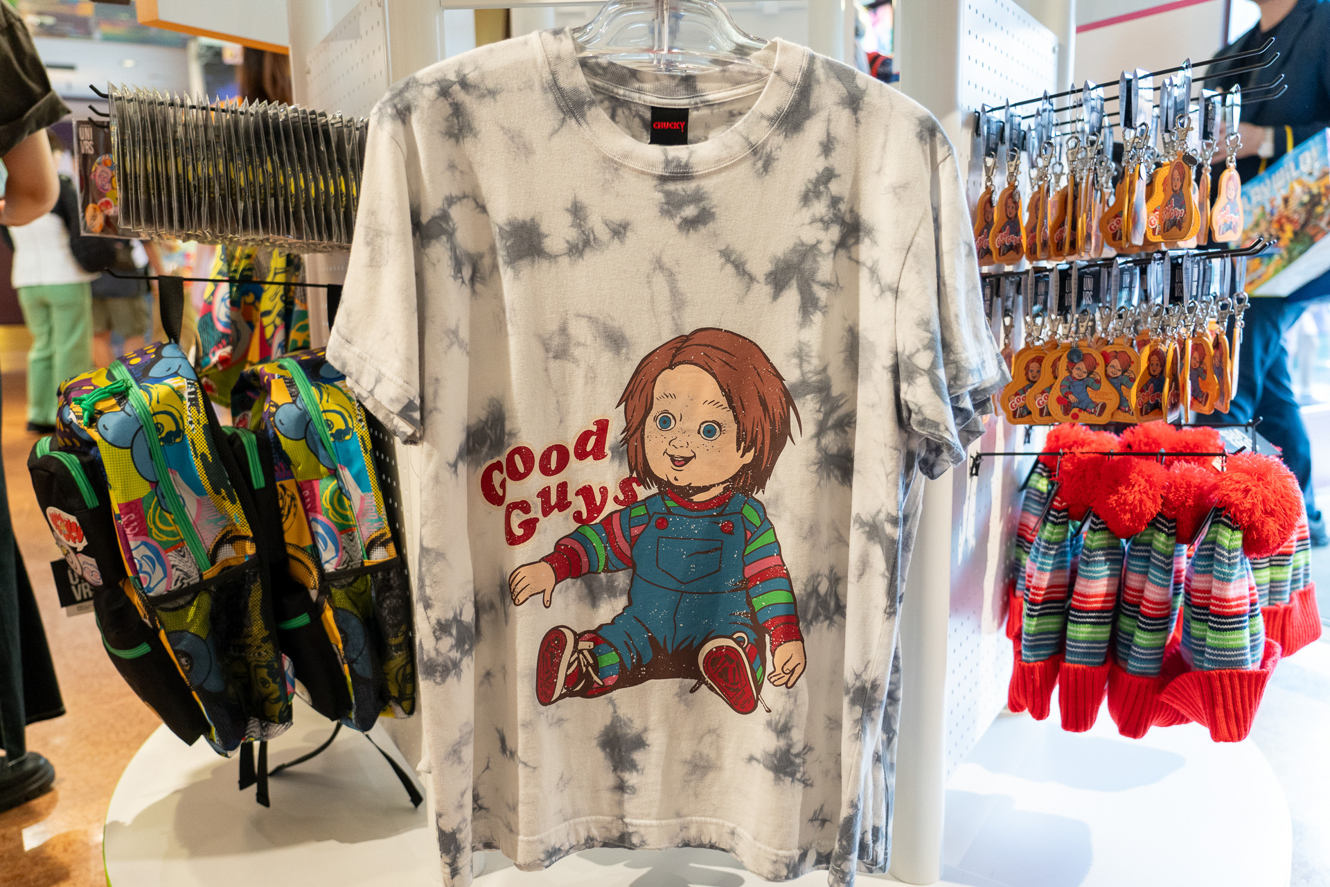 個人的に気になったのがこちらのTシャツ（5700円）。前はグッドガイ人形で後ろがチャッキーのデザイン