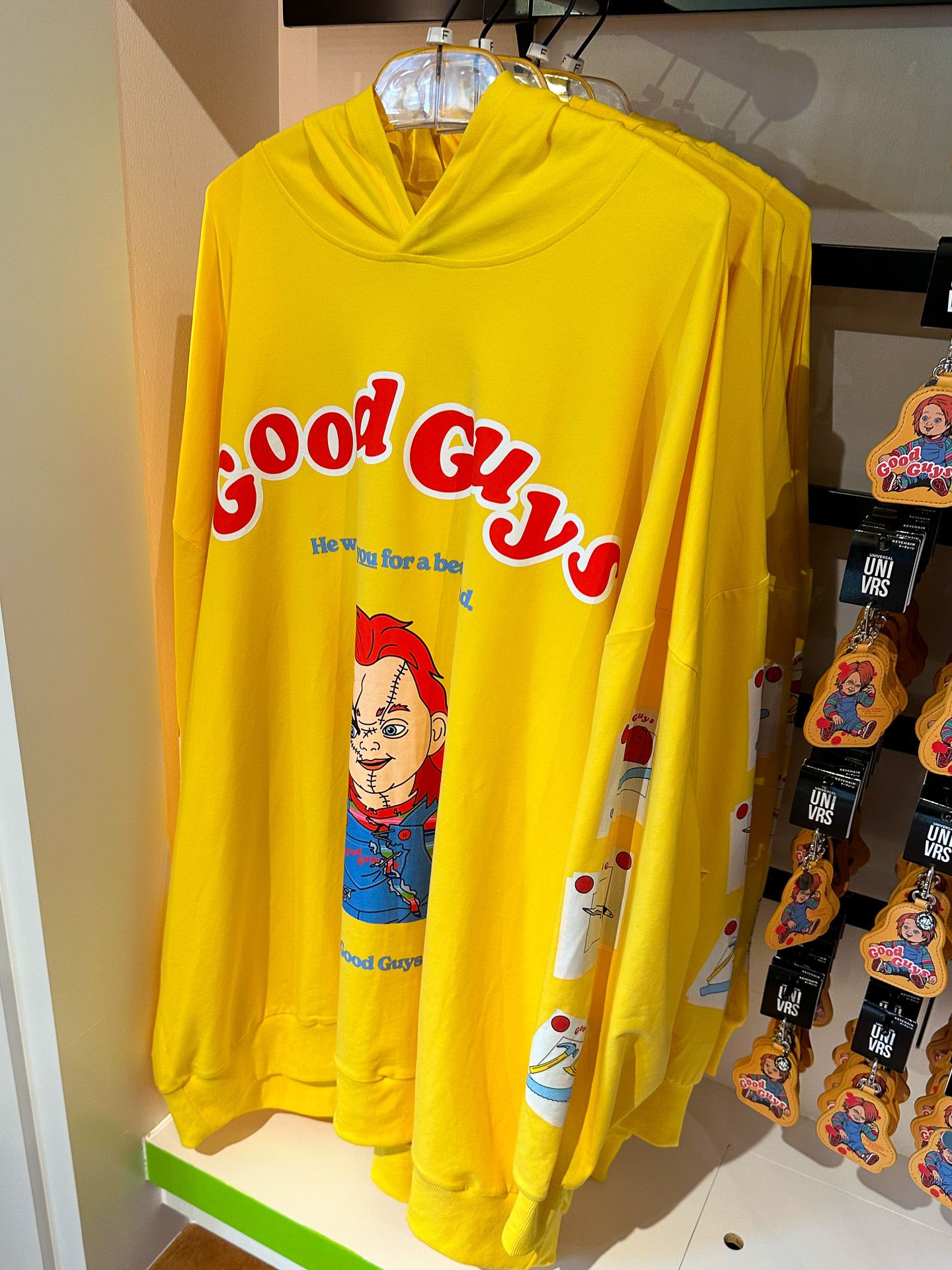 イエローのチャッキー長袖パーカー（9400円）