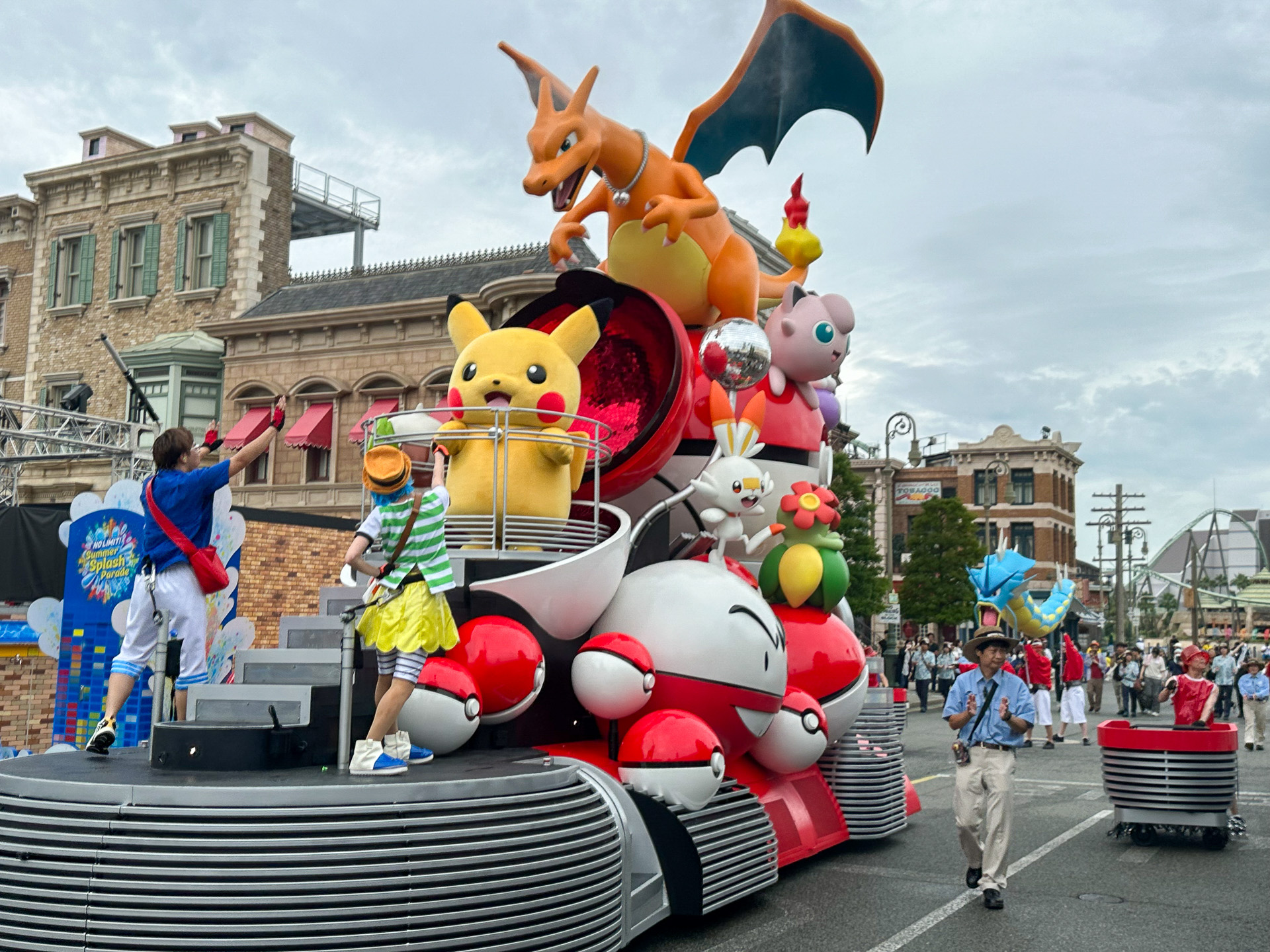 再びパレードがスタート。ポケモンのフロートがやってきた