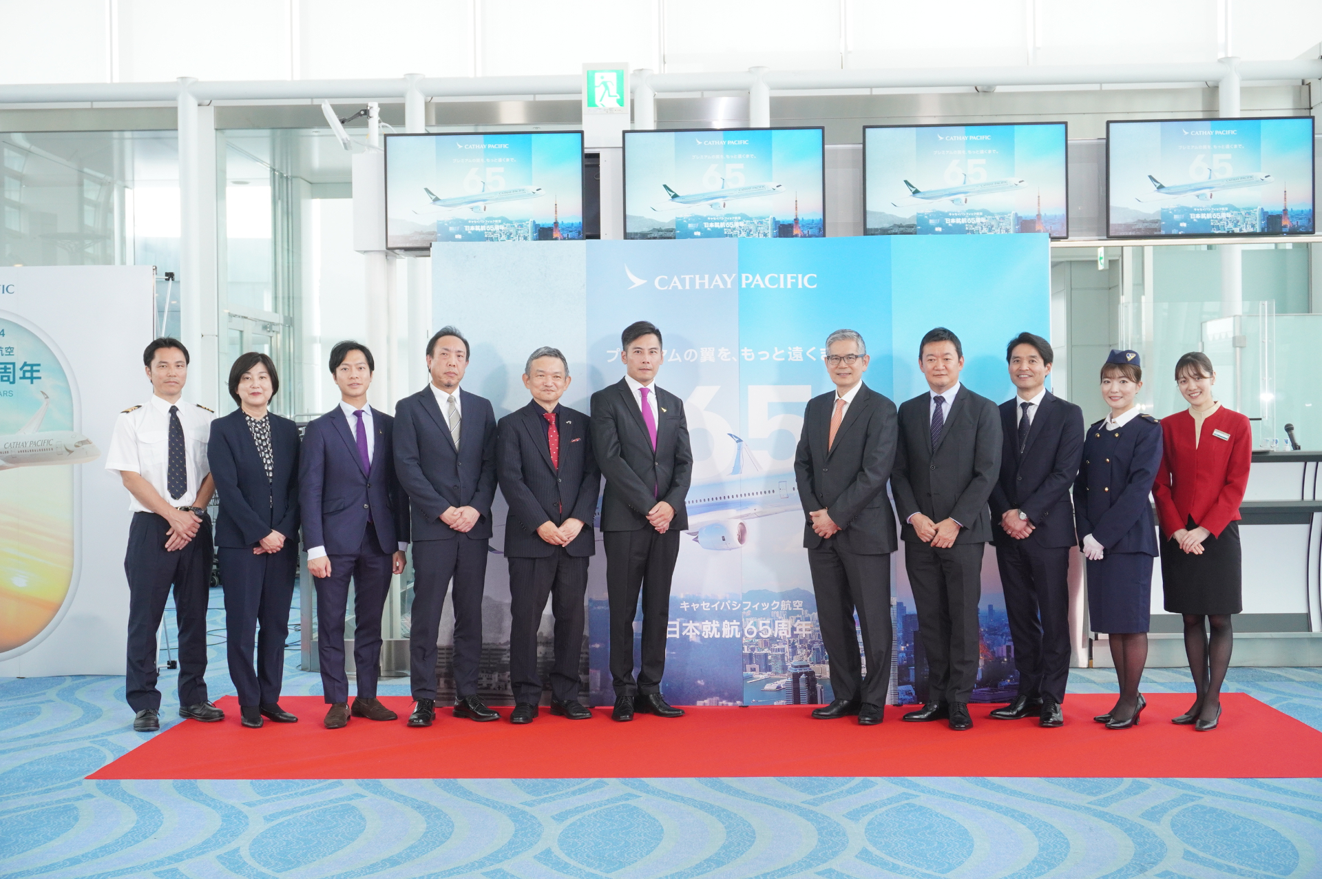 写真左2人目から、羽田空港支店支店長 有賀かおり氏、北東アジア地区 旅客営業・ライフスタイル事業本部長 ジェーソン・チョイ氏、国土交通省 東京航空局 東京空港事務所 総務部長 穴澤孝史氏、東京国際空港ターミナル株式会社 常務取締役 徳武大介氏、北東アジア地区総支配人 ネルソン・チン氏、香港政府観光局 局長 堀和典氏、香港政府観光局 ディレクターマーケティング・広報 蓑口寿生氏、北東アジア地区 空港旅客運航部 統括 原田朋彦氏