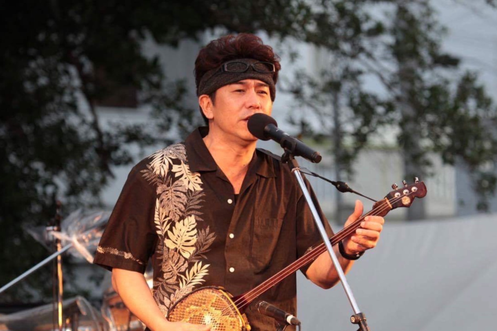 沖縄県名護市出身のシンガーソングライター・シューベルトまつだ