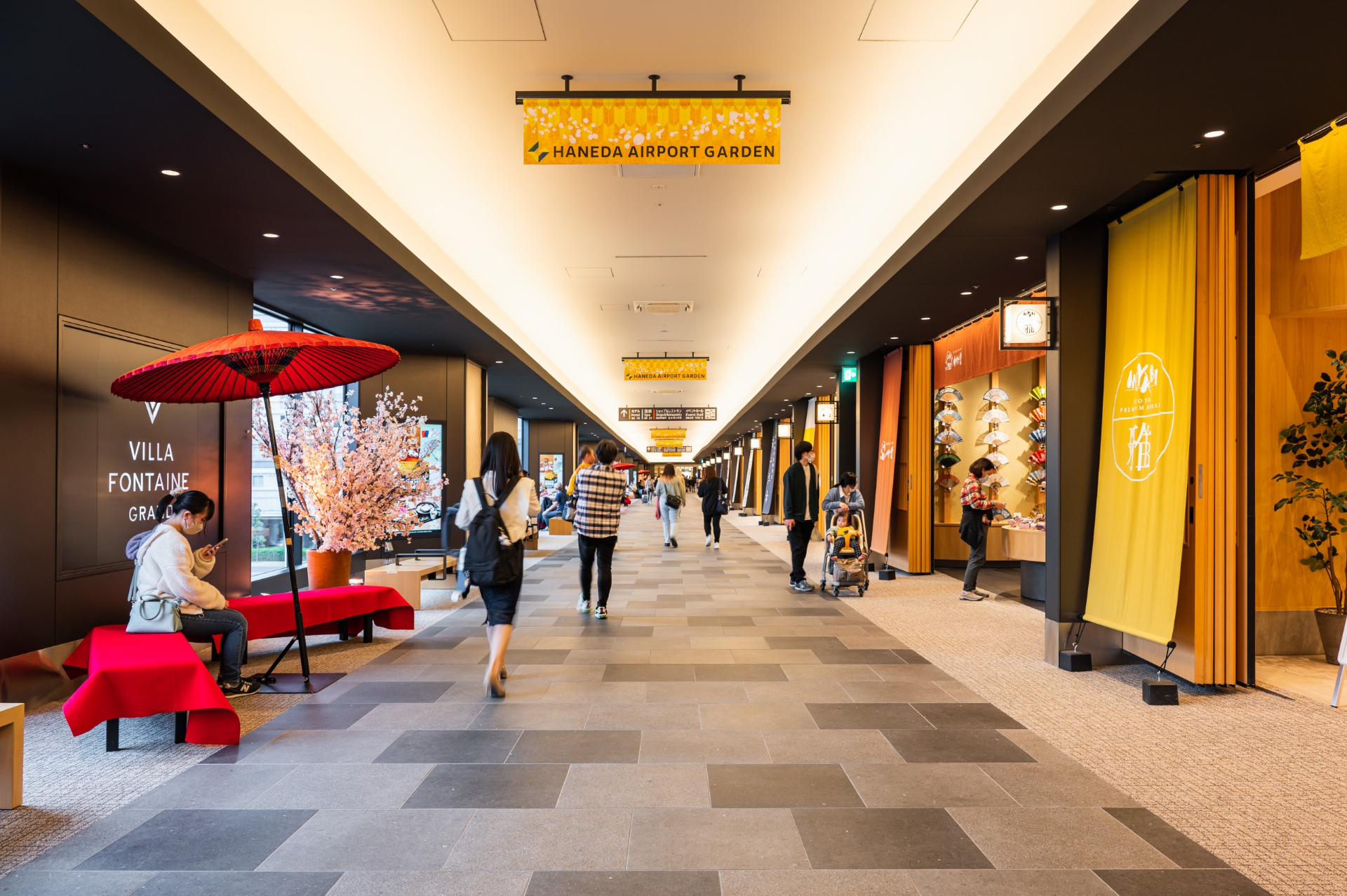 「羽田エアポートガーデン」は、全1717室のエアポートホテル、天然温泉、ショッピングモール、バスターミナルなどで構成される羽田空港第3ターミナル直結の複合施設