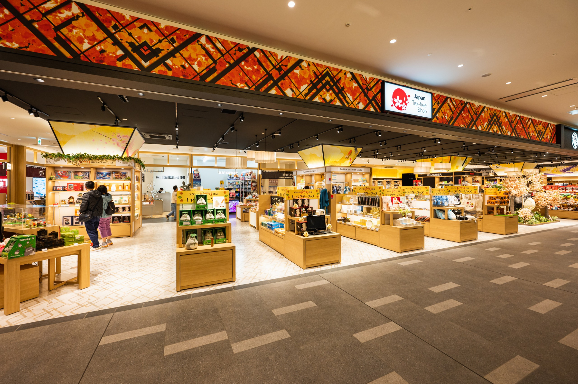 「羽田エアポートガーデン」は、全1717室のエアポートホテル、天然温泉、ショッピングモール、バスターミナルなどで構成される羽田空港第3ターミナル直結の複合施設