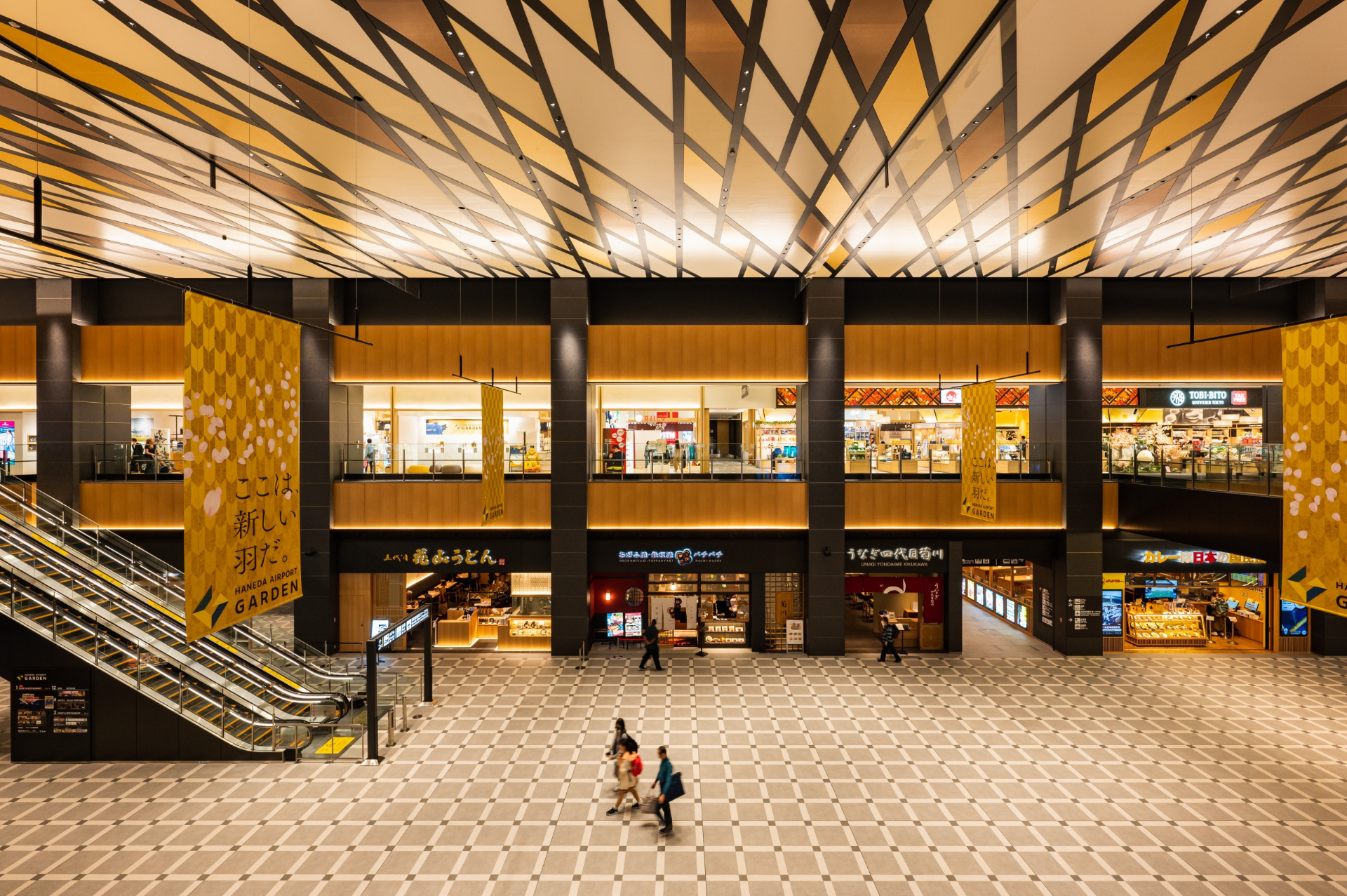 「羽田エアポートガーデン」は、全1717室のエアポートホテル、天然温泉、ショッピングモール、バスターミナルなどで構成される羽田空港第3ターミナル直結の複合施設