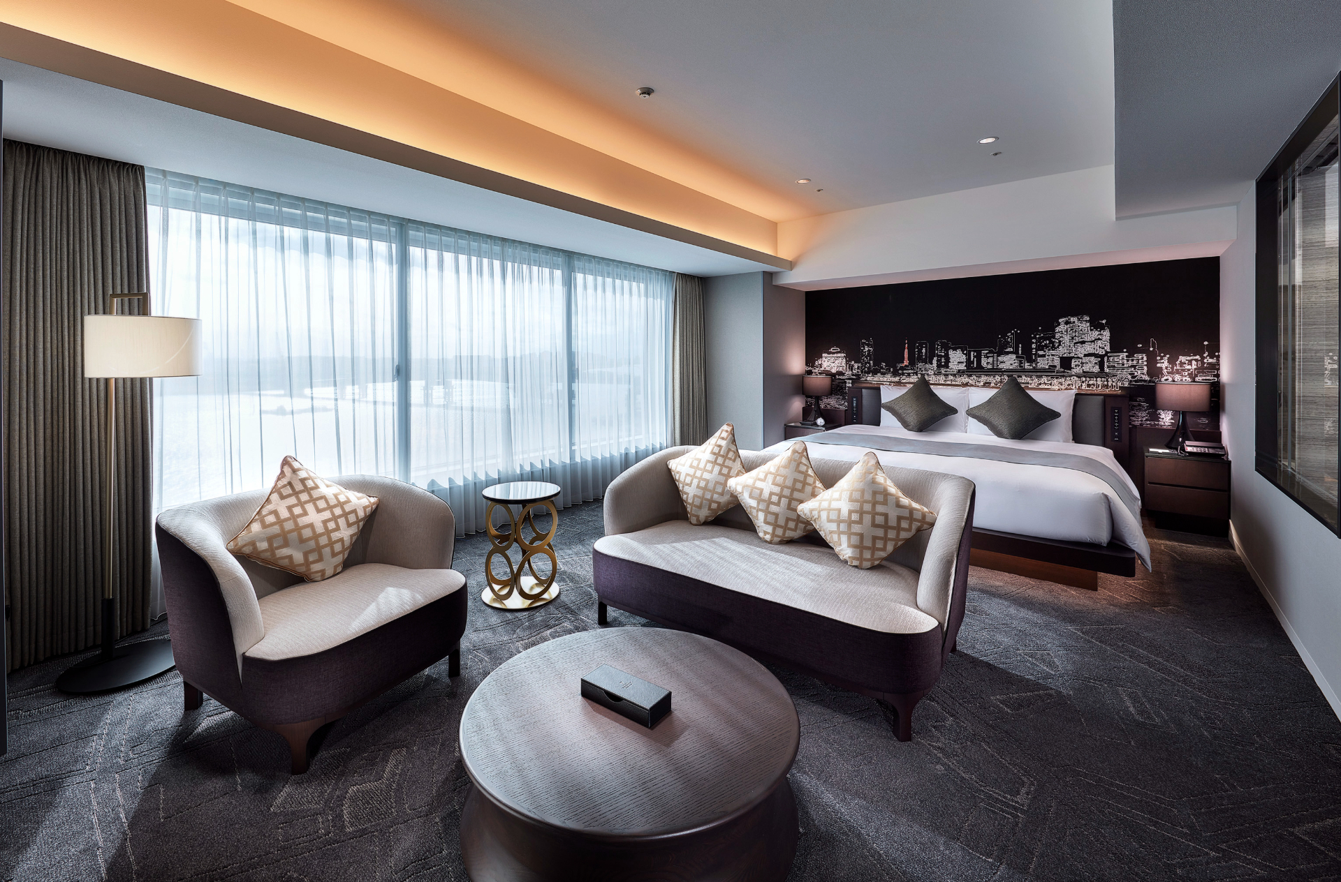 「羽田エアポートガーデン」は、全1717室のエアポートホテル、天然温泉、ショッピングモール、バスターミナルなどで構成される羽田空港第3ターミナル直結の複合施設