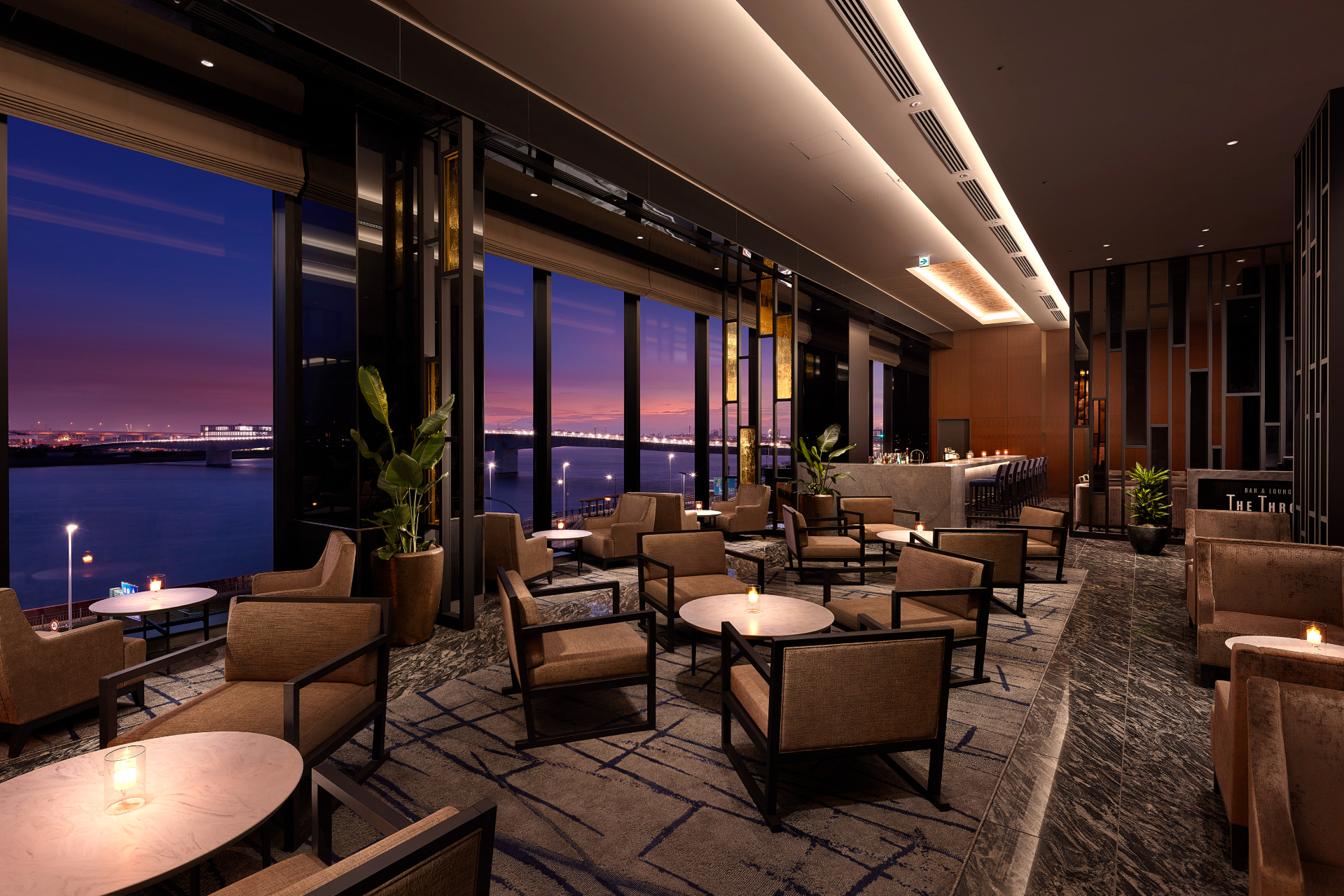 「羽田エアポートガーデン」は、全1717室のエアポートホテル、天然温泉、ショッピングモール、バスターミナルなどで構成される羽田空港第3ターミナル直結の複合施設