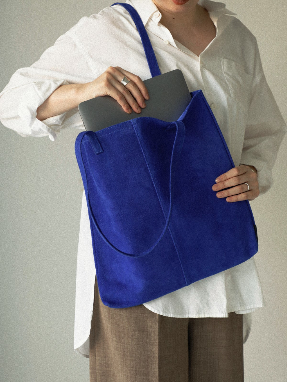 土屋鞄製造所がスエードを採用したバッグシリーズを発売