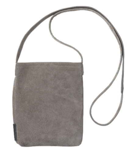 スマホと二折財布に加え、小物も収納可能。iPad miniも入るサイズ