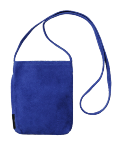 スマホと二折財布に加え、小物も収納可能。iPad miniも入るサイズ