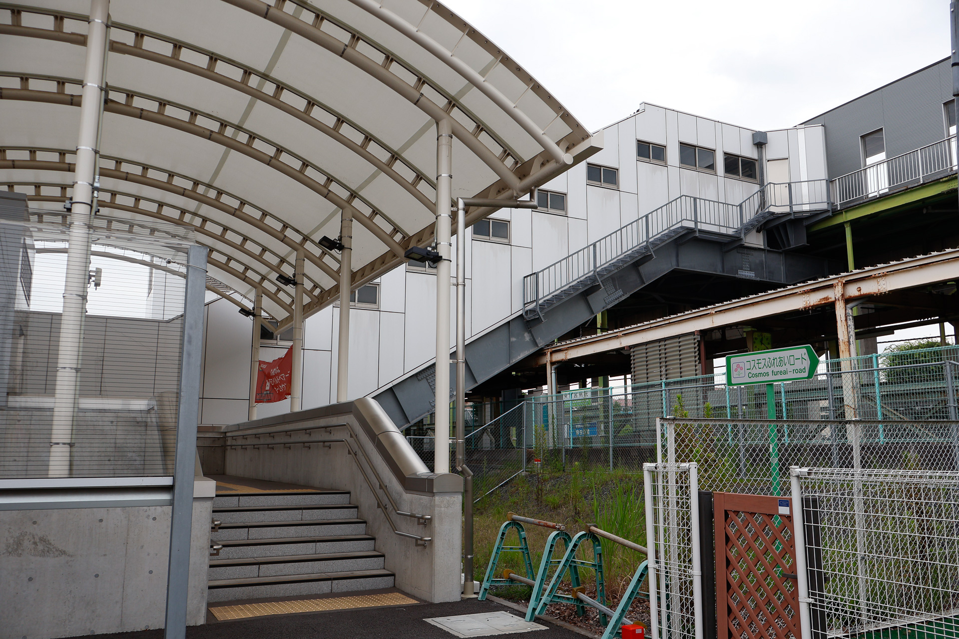 宇都宮線（東北本線）の東鷲宮駅を外から見ると、地平と高架の両方にホームがある様子が分かる。地平は下り線、高架は上り線だ