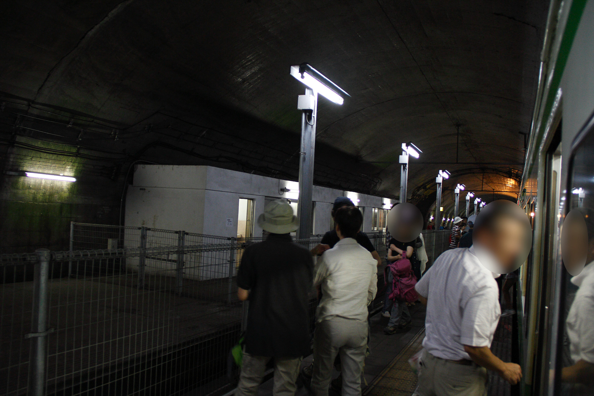 有名な、土合駅の下り線ホーム。線路が複数あったが、片方をつぶしてホームを継ぎ足した様子が分かる。