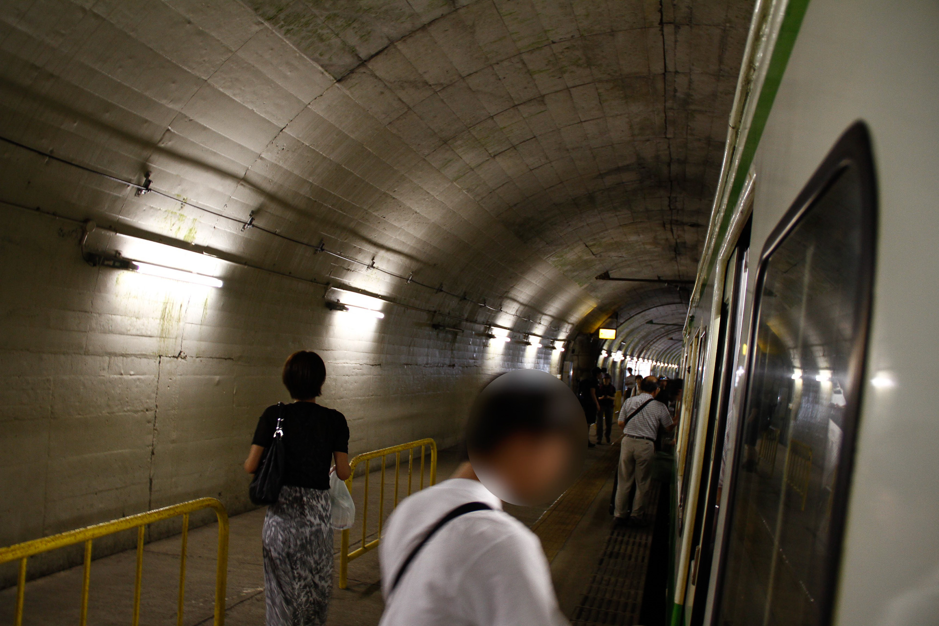 これは湯桧曽駅の下り線ホーム。トンネルに入ってすぐの場所にある。ここも上りホームは地上にある